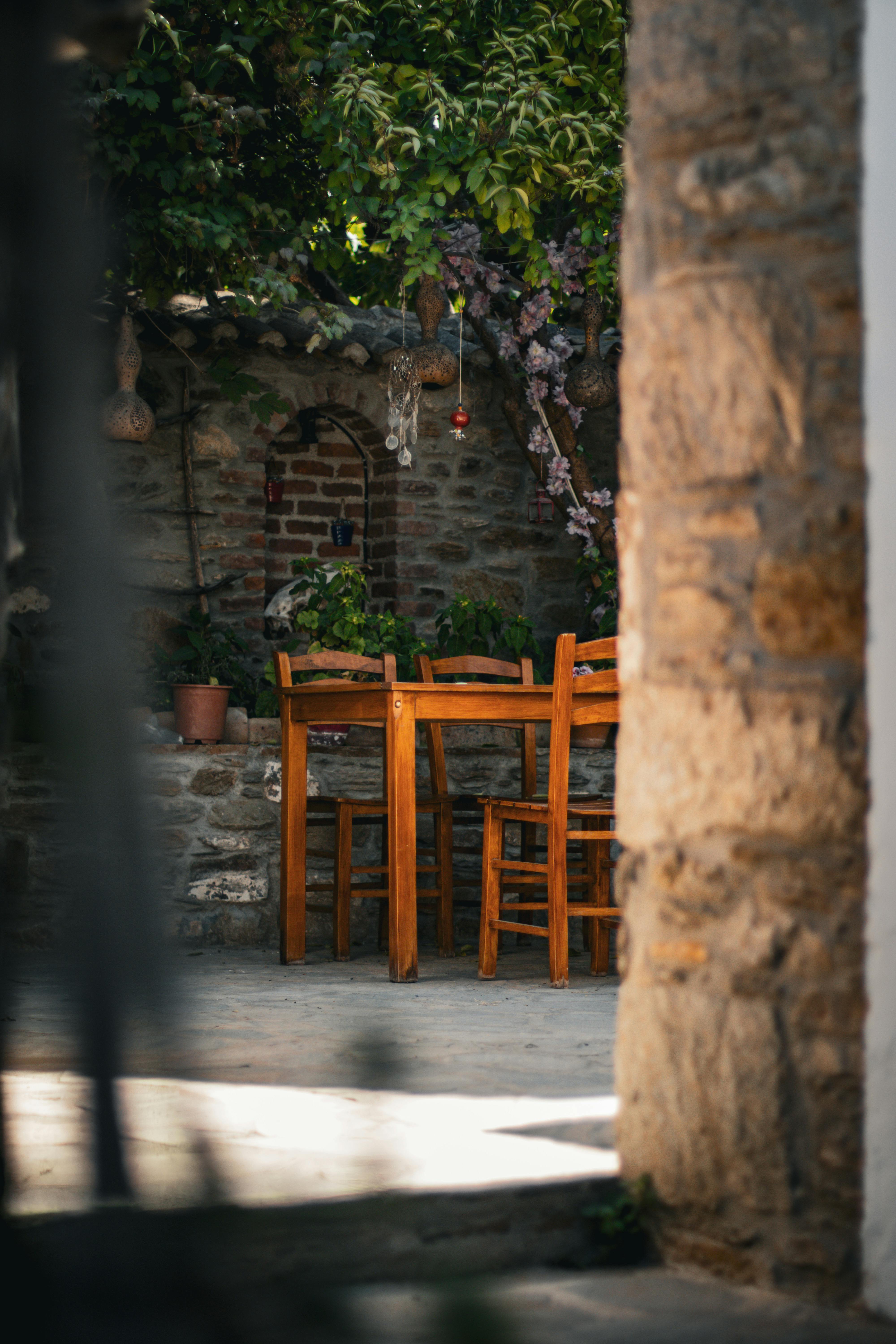 tables et chaises en bois