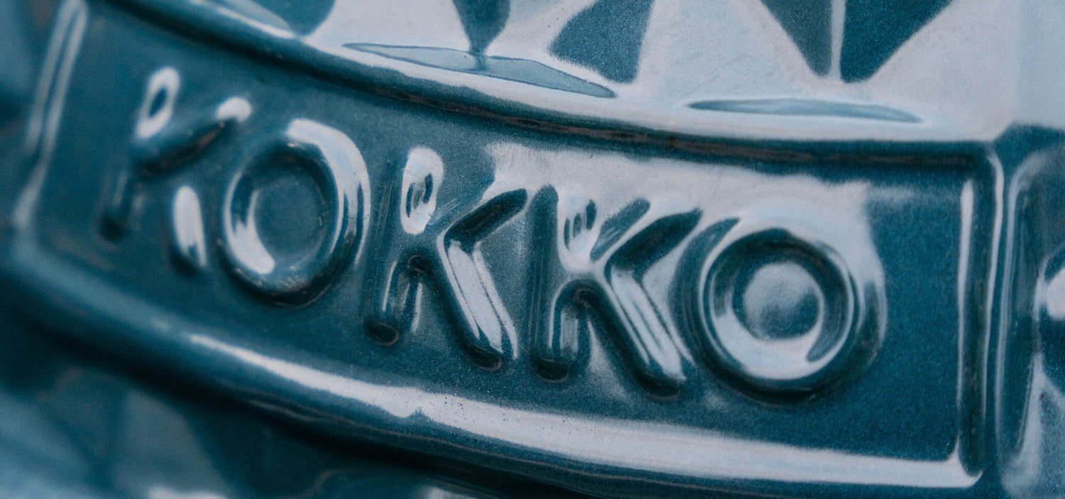 Detalle del logo Kokko grabado en la cerámica esmaltada verde pato del kamado.