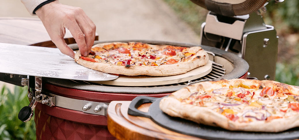 pierre à pizza, pelle à pizza et plaque de cuisson ronde et lisse en fonte