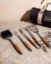 Set de utensilios para barbacoa Kokko de 4 piezas (cepillo, tenedor, pinza, espátula) con mangos de madera y bolsa de almacenamiento