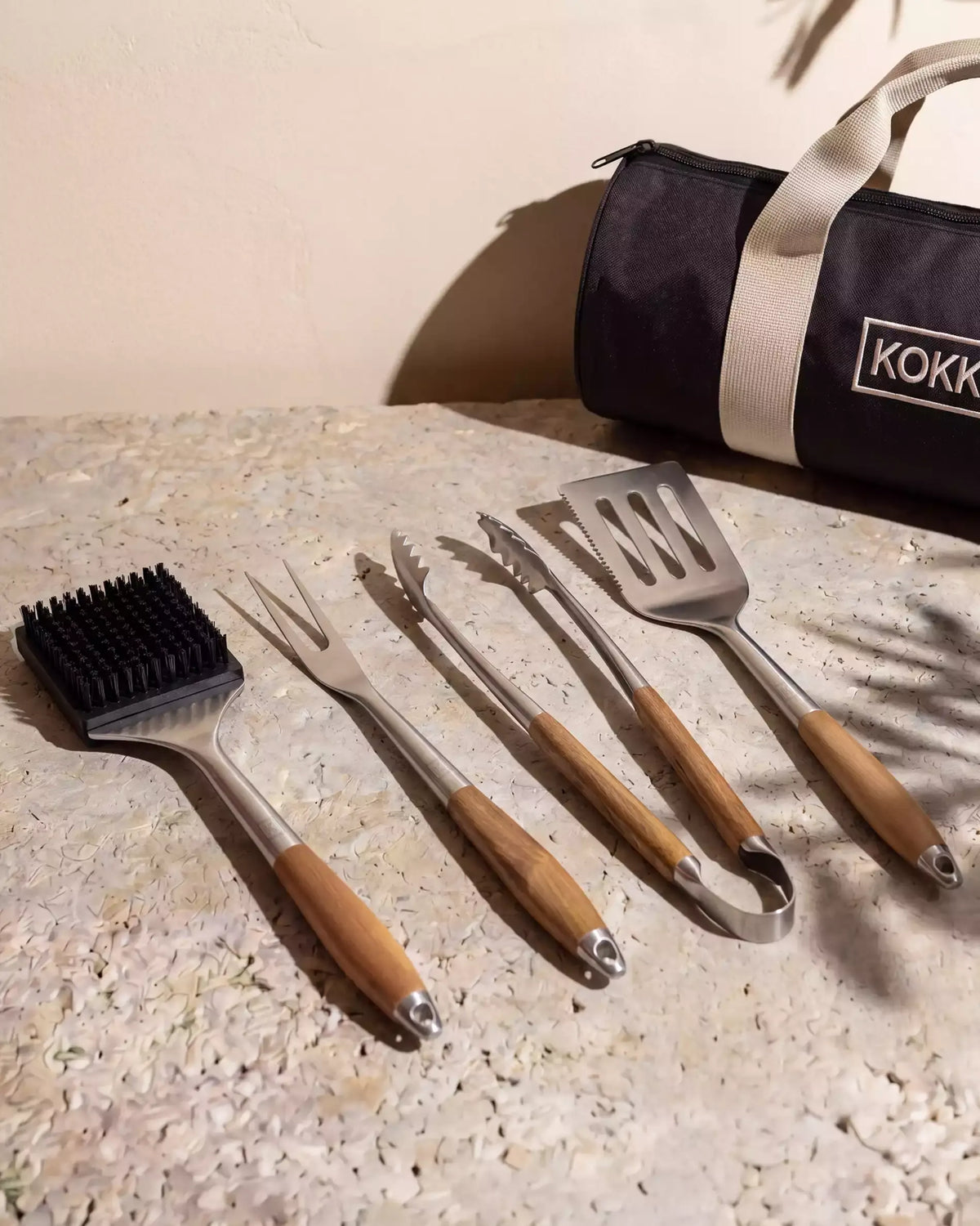 Set de utensilios para barbacoa Kokko de 4 piezas (cepillo, tenedor, pinza, espátula) con mangos de madera y bolsa de almacenamiento