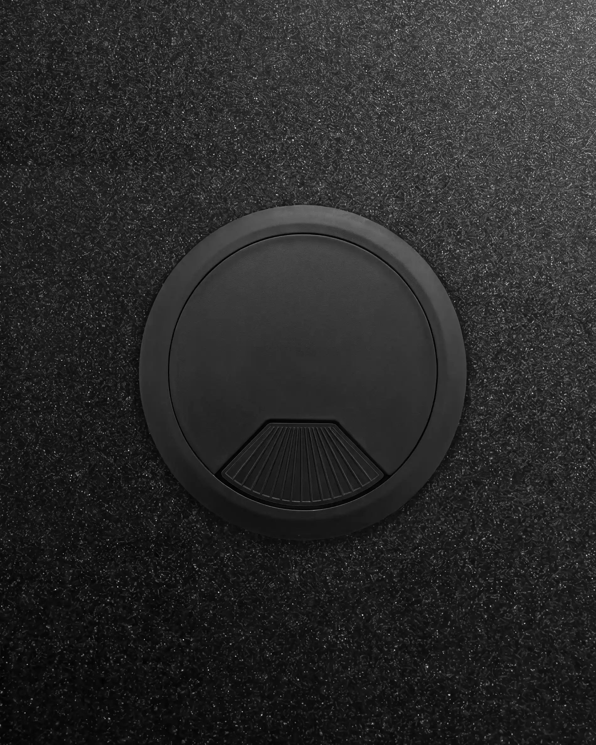 Pasacables negro mate PILOTIS, panel plano con paso circular