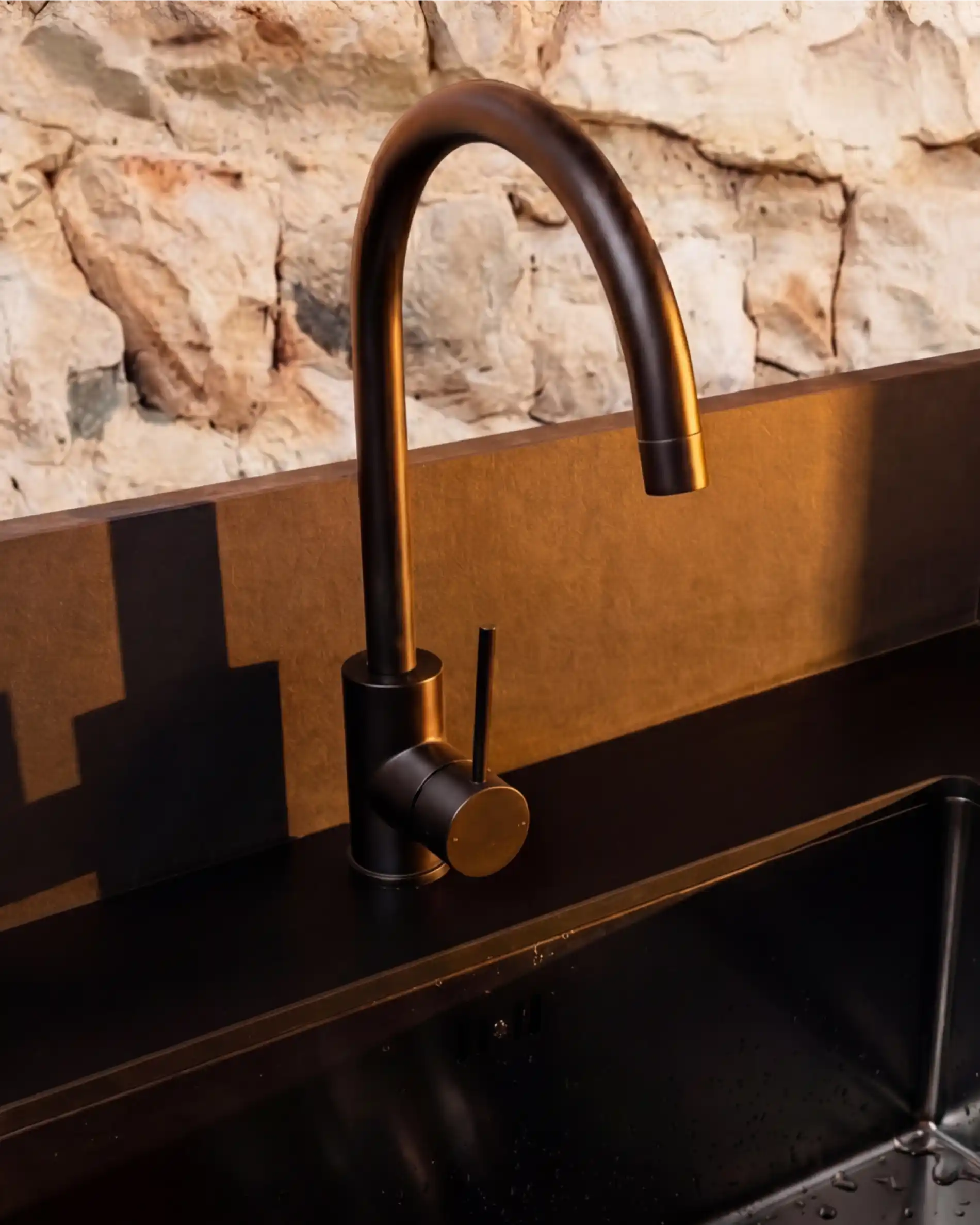 Grifo negro mate PILOTIS para módulo fregadero, vista del producto