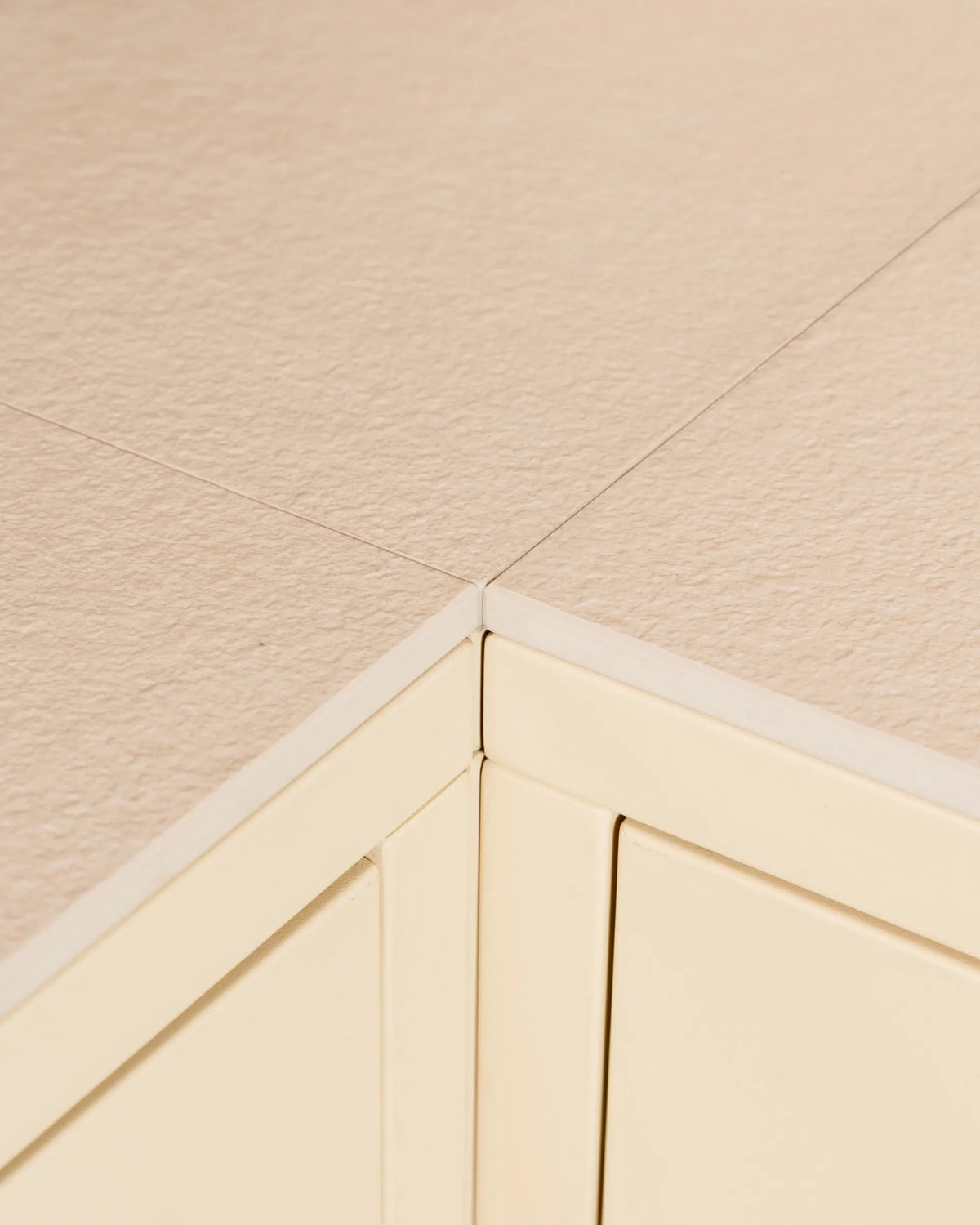 Unión en ángulo del tablero beige crema PILOTIS, primer plano del corte del cajón