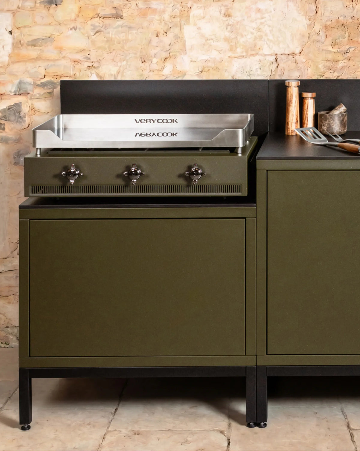 Plancha Verycook instalada sobre un módulo verde oliva PILOTIS, cocina exterior con accesorios de cobre