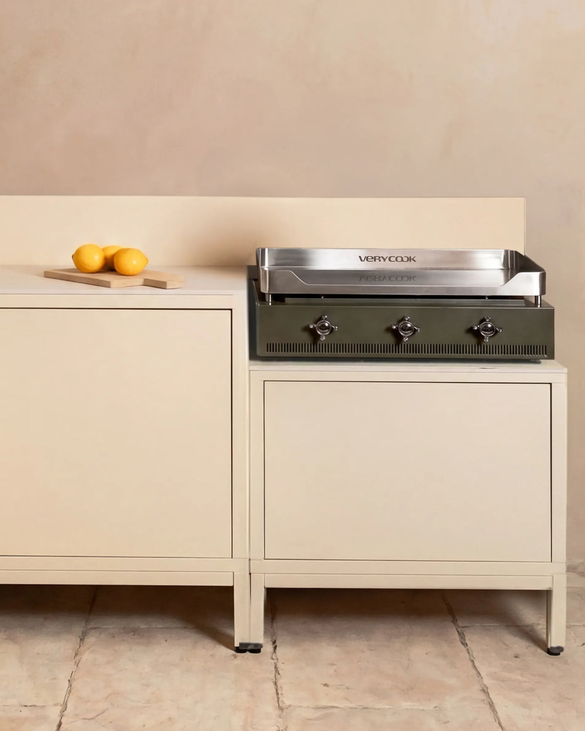 Plancha Verycook instalada en módulo beige crema PILOTIS, cocina exterior