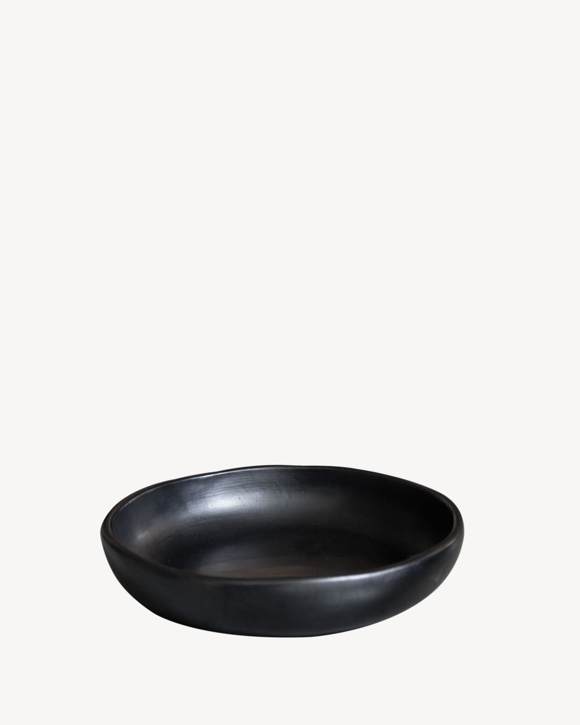 Plato de barro negro Chamba