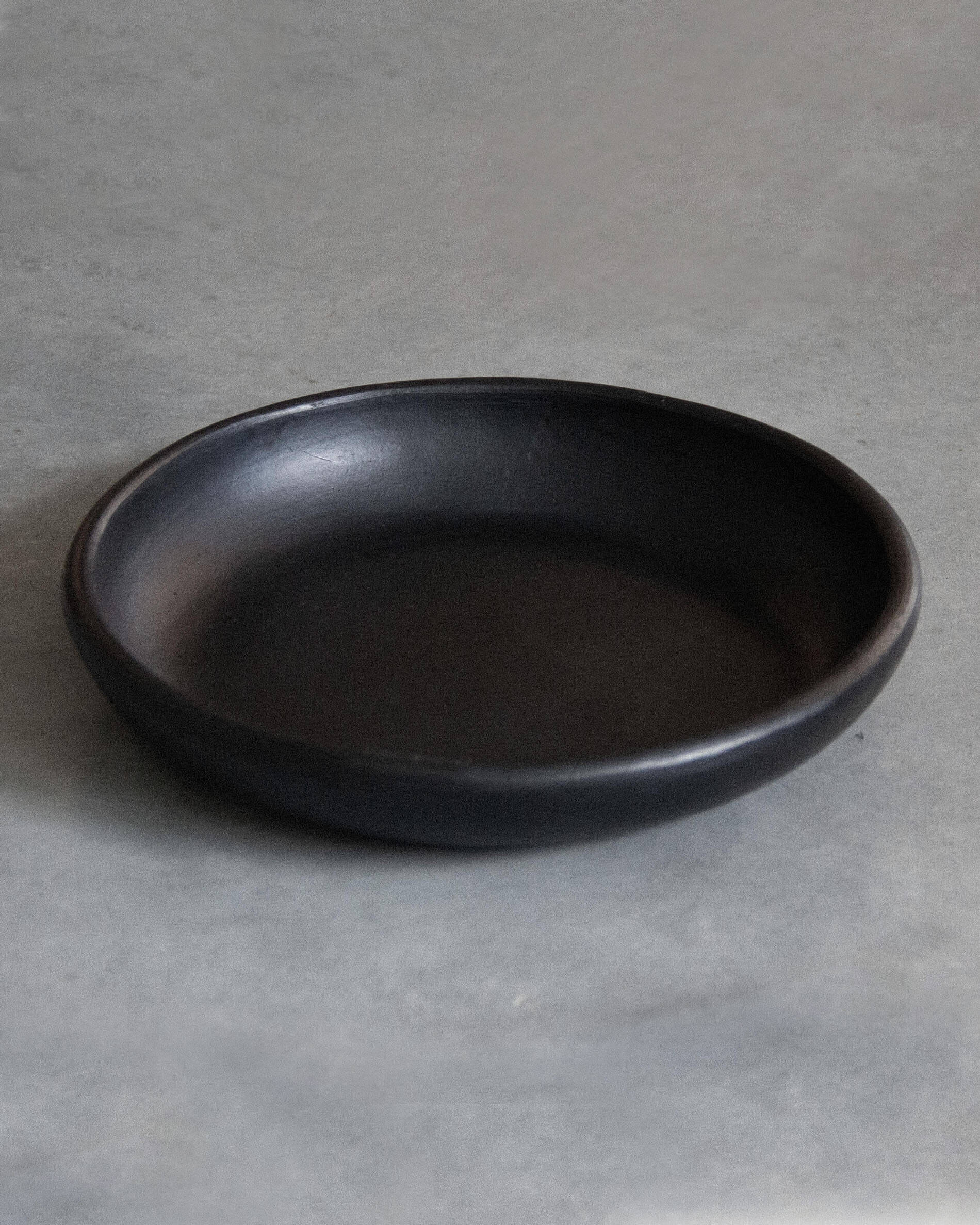 Plato de barro negro Chamba