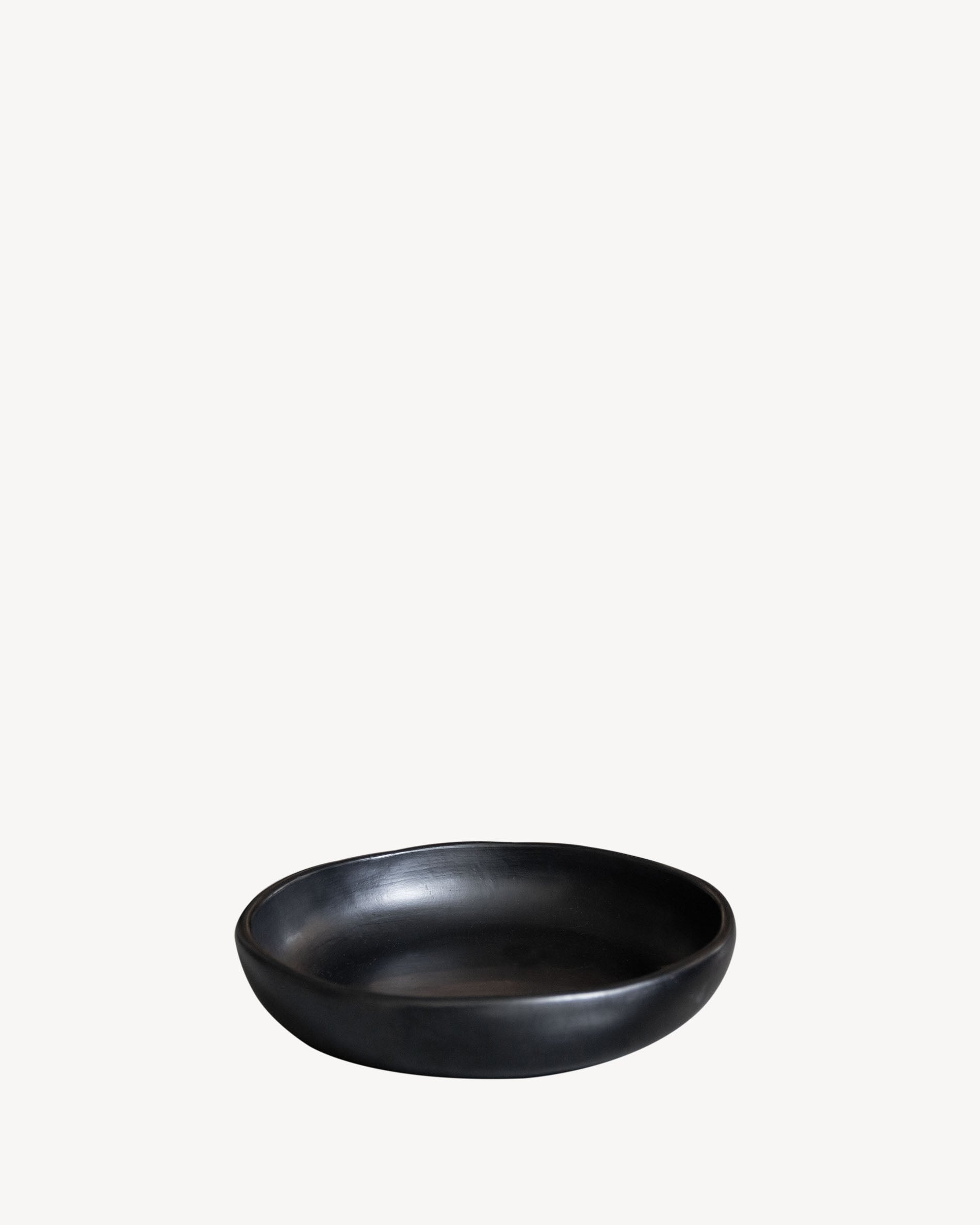 Plato de barro negro Chamba