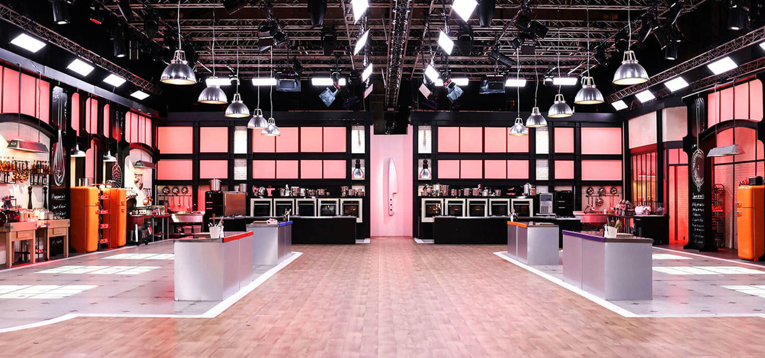 Plateau de tournage de l’émission Top Chef, avec cuisines professionnelles, plans de travail centraux et éclairage de studio.