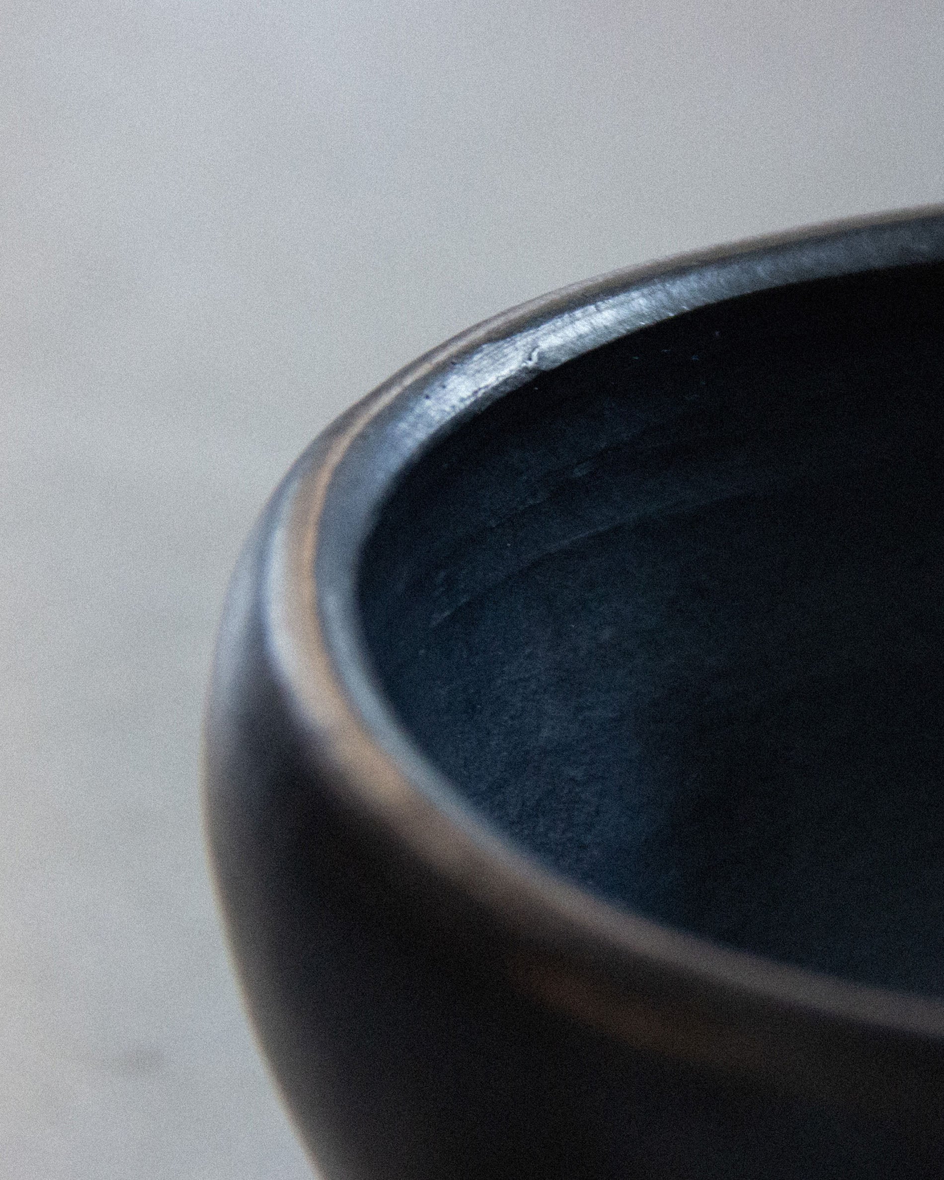 Pequeño bol de arcilla negra Chamba