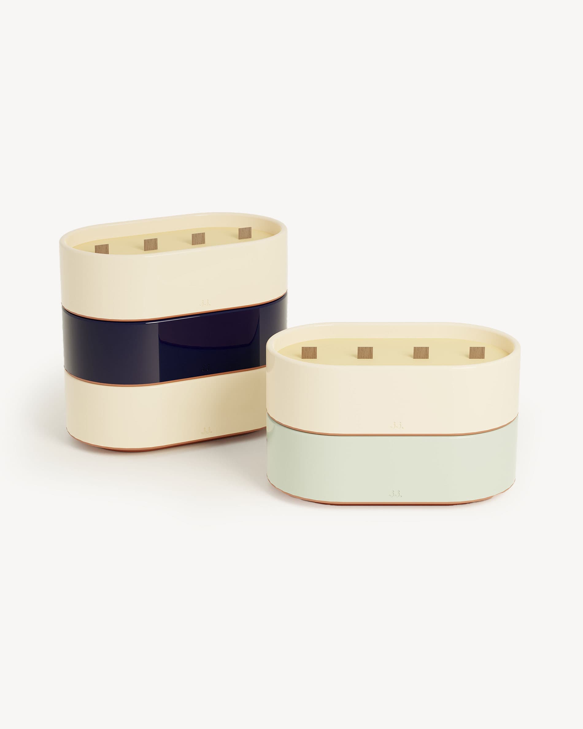 Velas Totem L de cerámica esmaltada en beige marfil y verde agua, perfumadas con citronela y notas de limón y eucalipto.