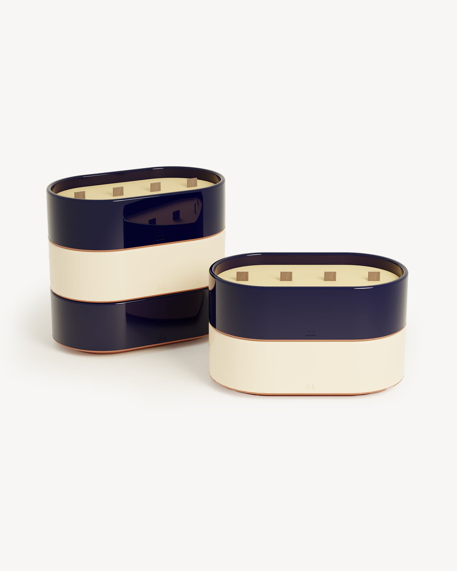 Velas Totem L de cerámica esmaltada en beige marfil y azul marino, perfumadas con citronela y notas de limón y sal marina.