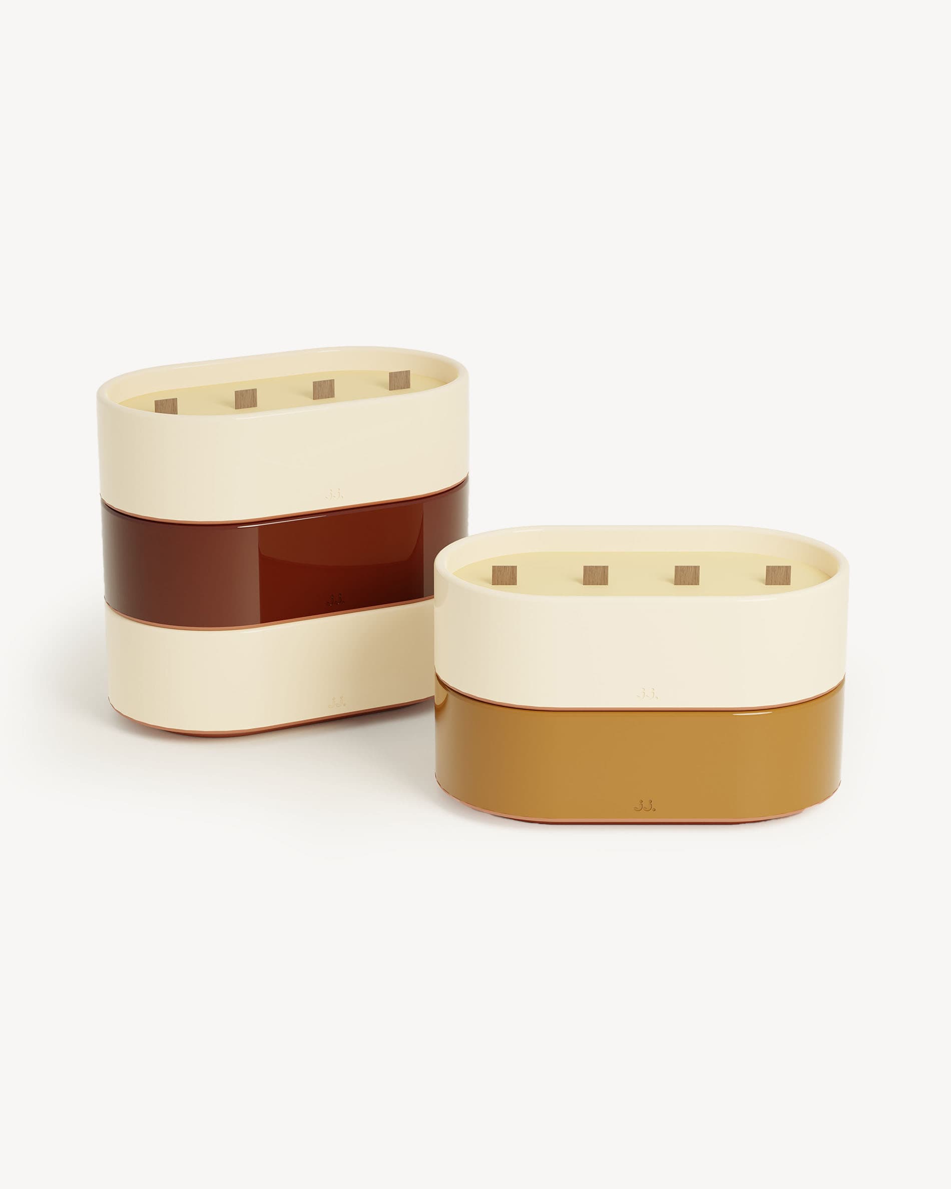 Velas Totem L de cerámica esmaltada en beige marfil y marrón tierra de Siena, perfumadas con citronela y notas de limón y flor de azahar.