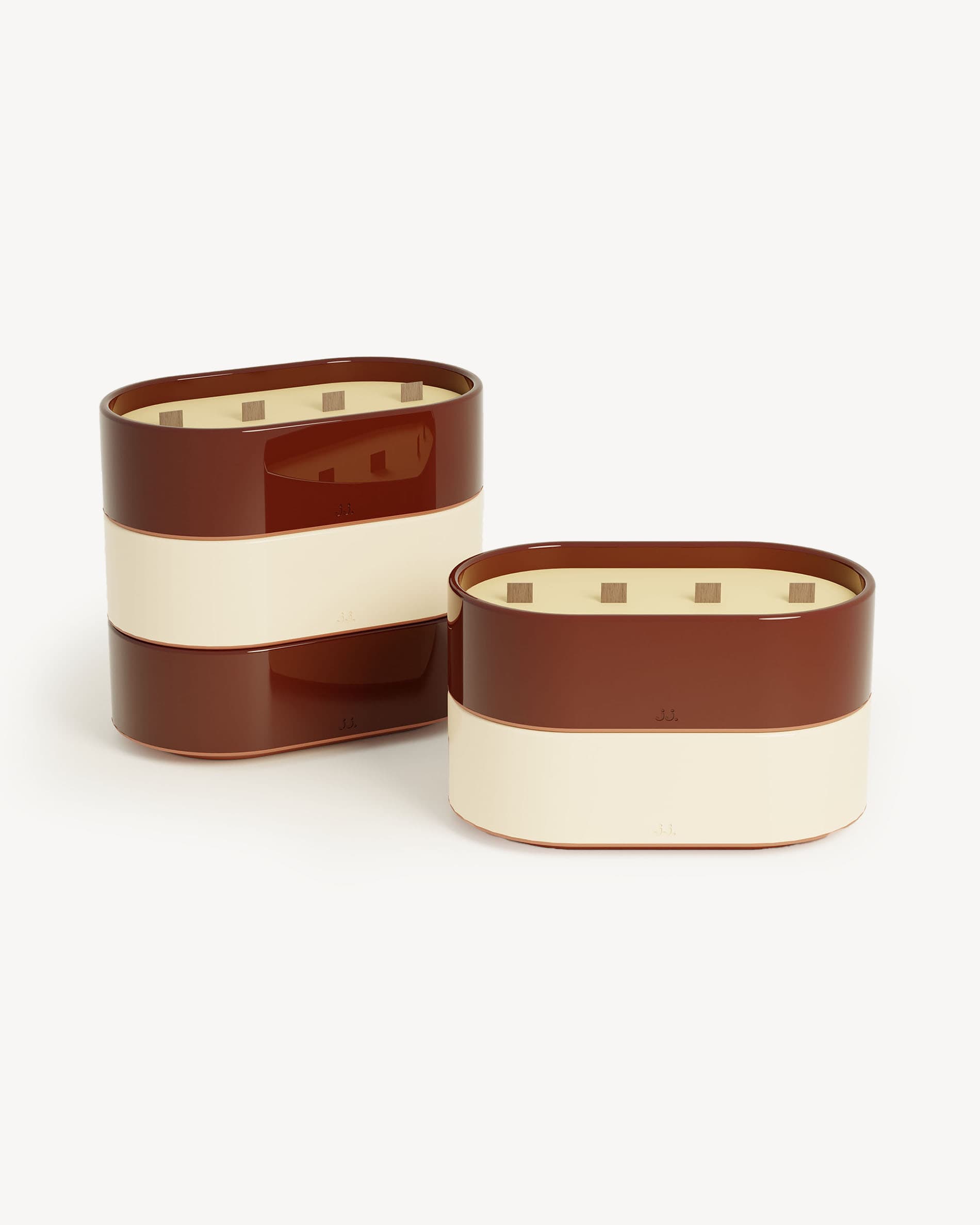 Velas Totem L de cerámica esmaltada en beige marfil y rojo óxido, perfumadas con citronela y notas de limón y geranio.