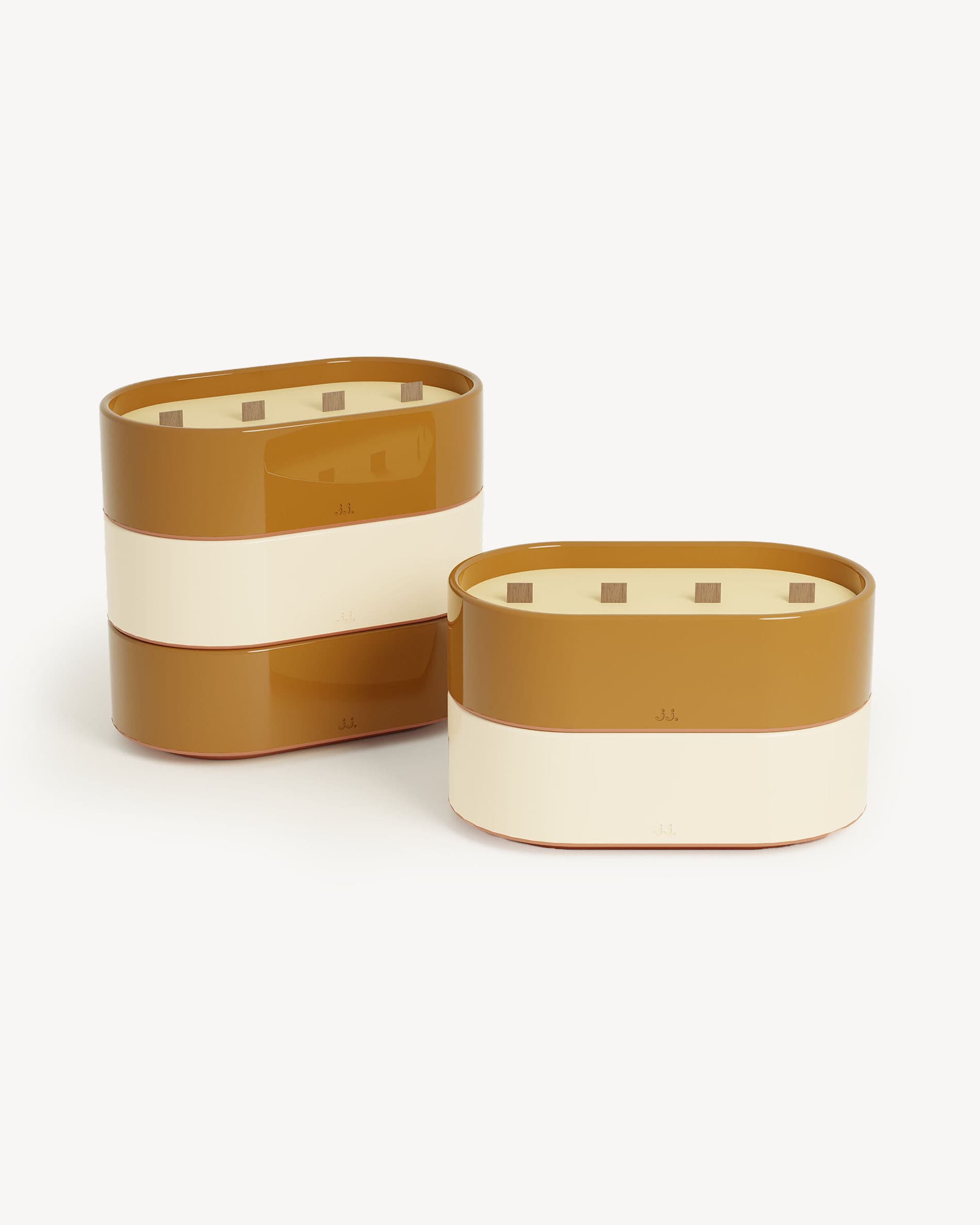 Velas Totem L de cerámica esmaltada en beige marfil y marrón tierra de Siena, perfumadas con citronela y notas de limón y flor de azahar.