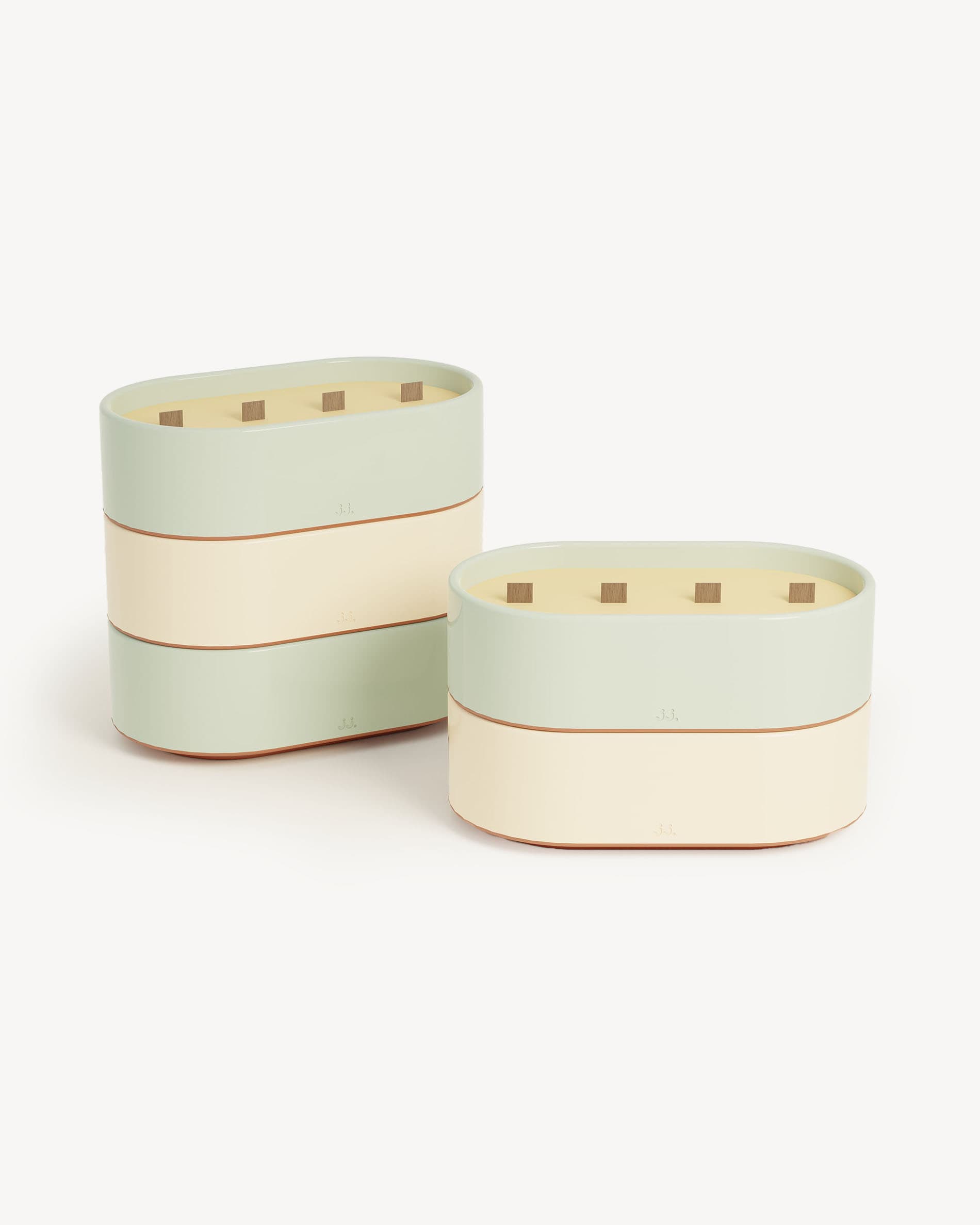 Velas Totem L de cerámica esmaltada en beige marfil y verde agua, perfumadas con citronela y notas de limón y eucalipto.