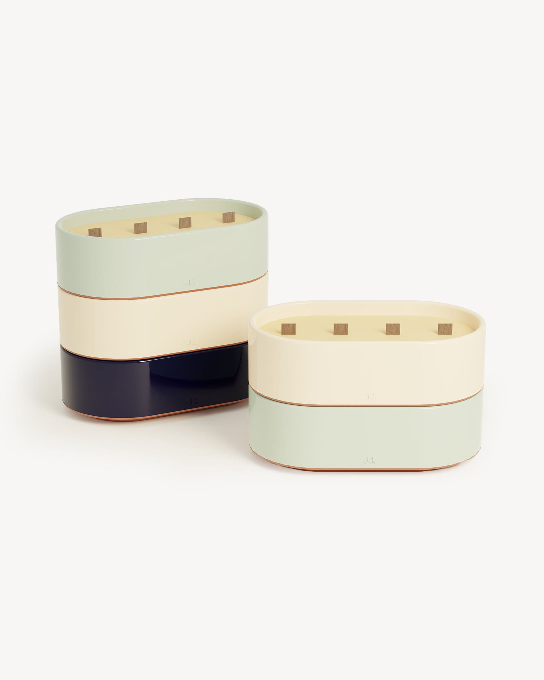 Velas Totem L de cerámica esmaltada en beige marfil y verde agua, perfumadas con citronela y notas de limón y eucalipto.