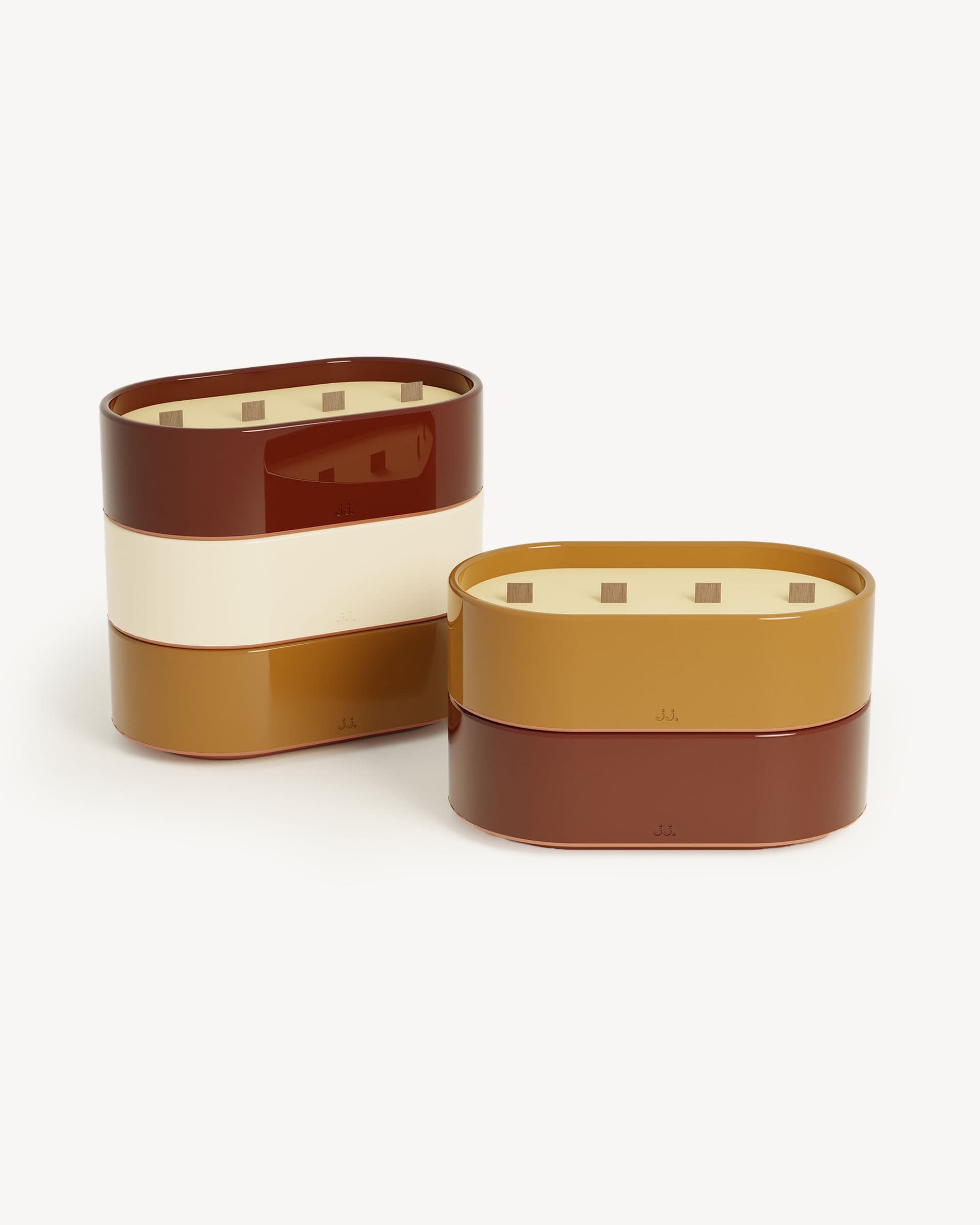 Dúo de velas Totem L en cerámica esmaltada rojo óxido y tierra de Siena, cera perfumada con citronela, geranio y flor de azahar.