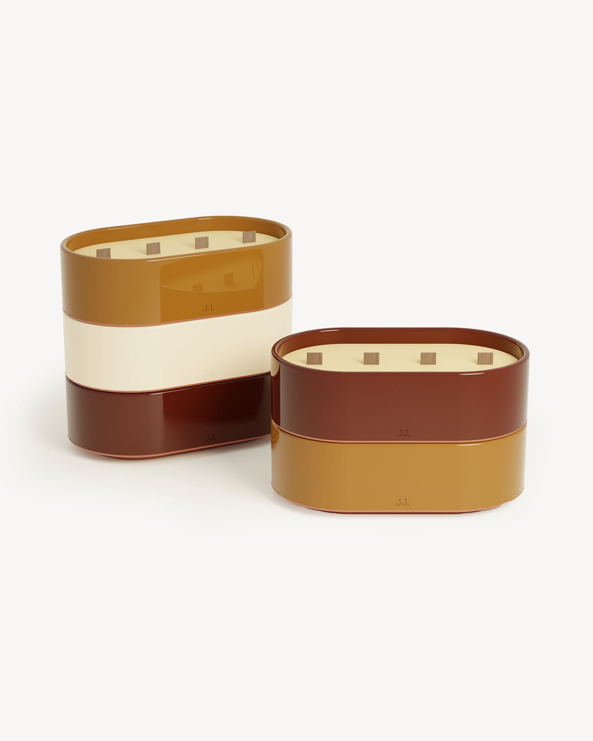 Velas Totem L con acabados en rojo óxido y marrón tierra de Siena, perfumadas con citronela y notas de geranio y flor de azahar.