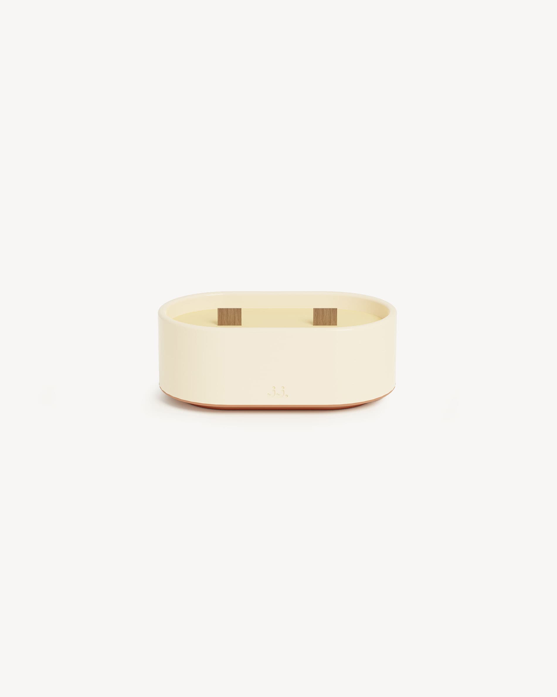 Vela Totem S de cerámica esmaltada beige marfil, perfumada con citronela y notas de limón.