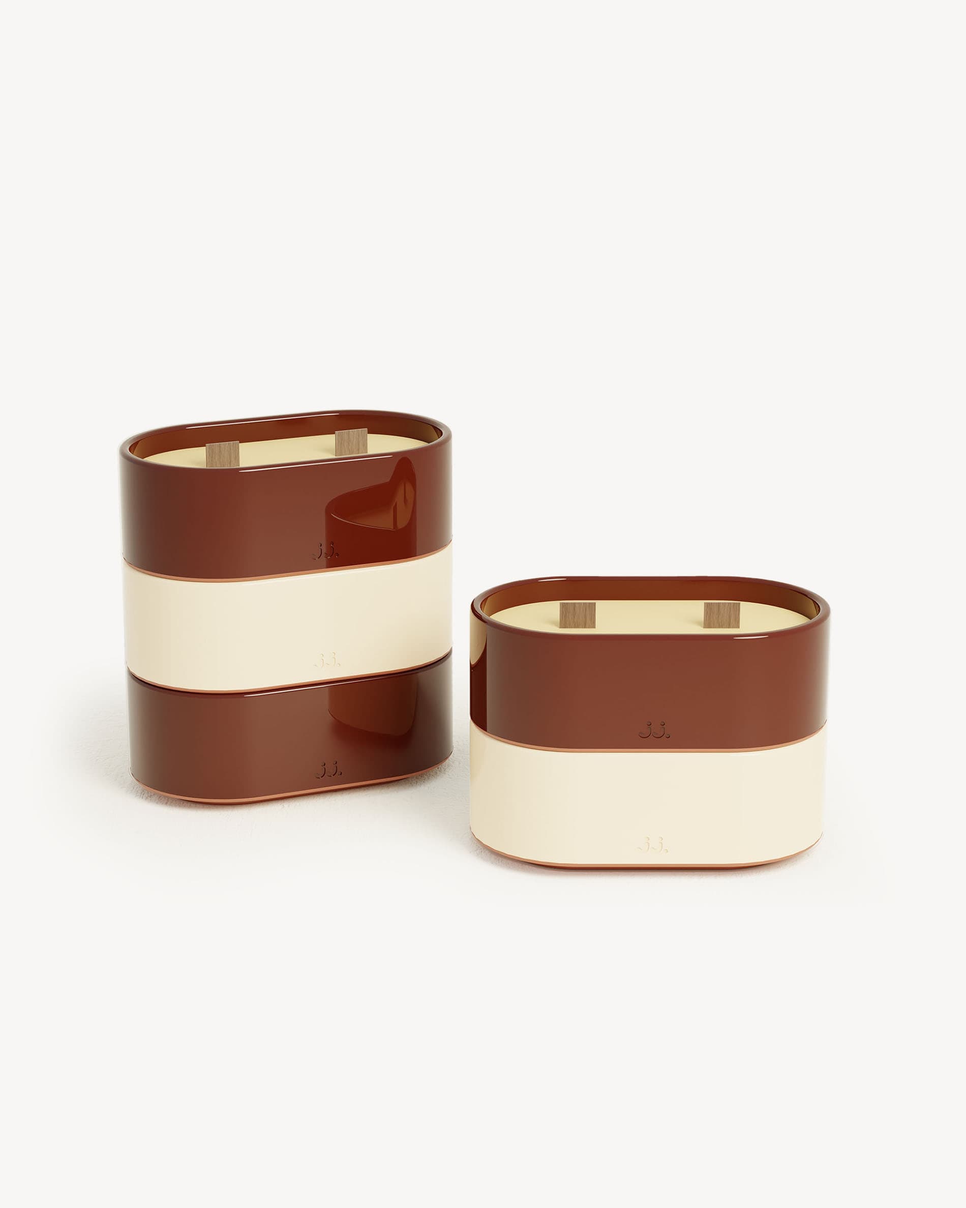 Velas Totem S de cerámica esmaltada en beige marfil y rojo óxido, perfumadas con citronela y notas de limón y geranio.