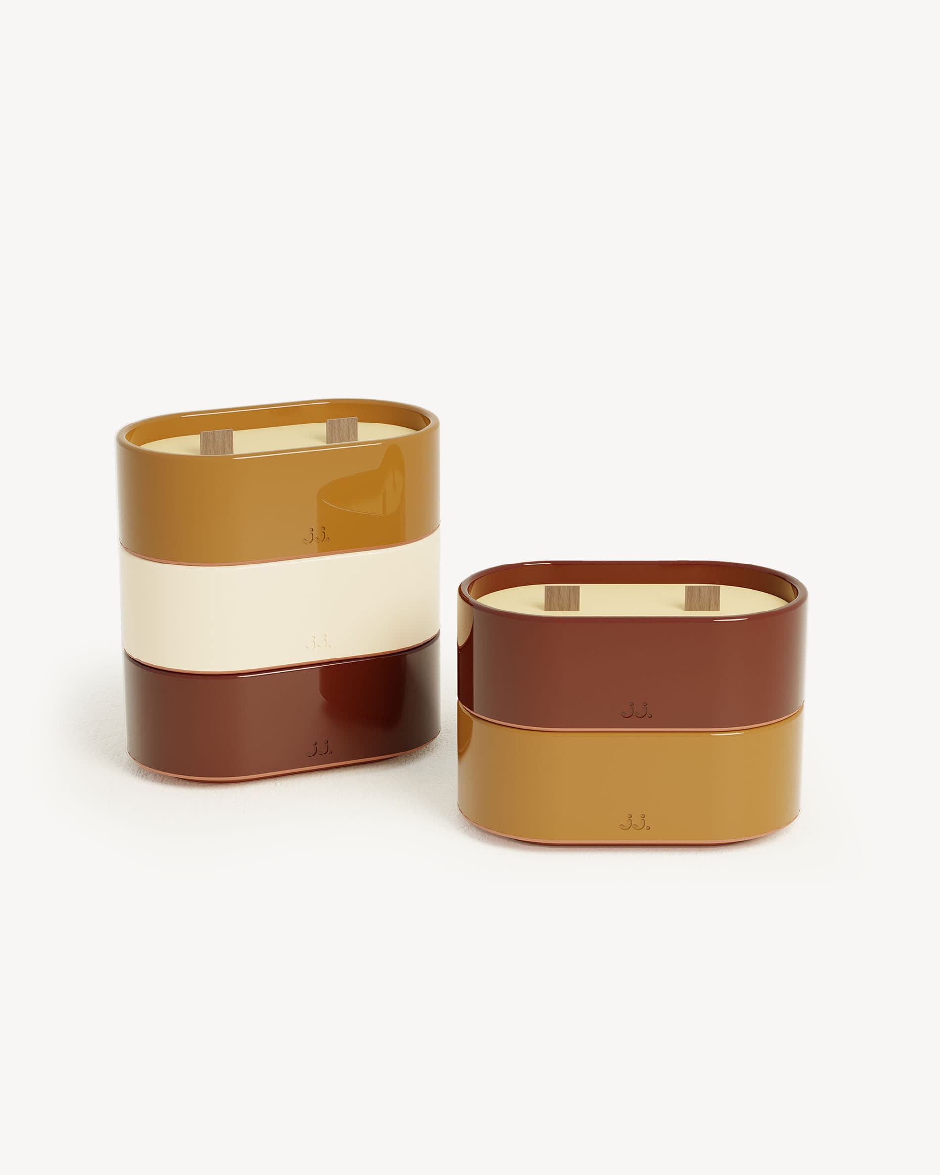 Velas Totem S con acabados en rojo óxido y marrón tierra de Siena, perfumadas con citronela y notas de geranio y flor de azahar.