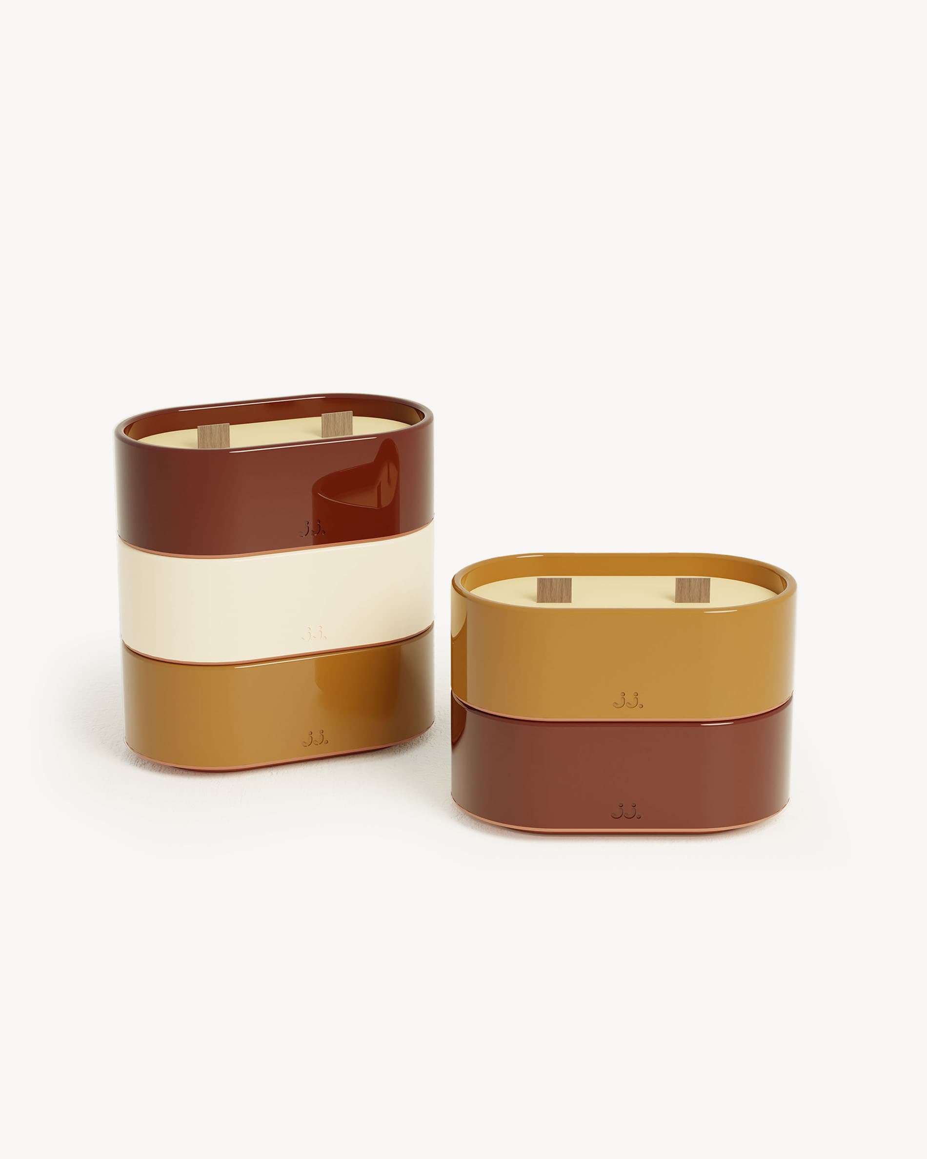 Velas Totem S con acabados en rojo óxido y marrón tierra de Siena, perfumadas con citronela y notas de geranio y flor de azahar.