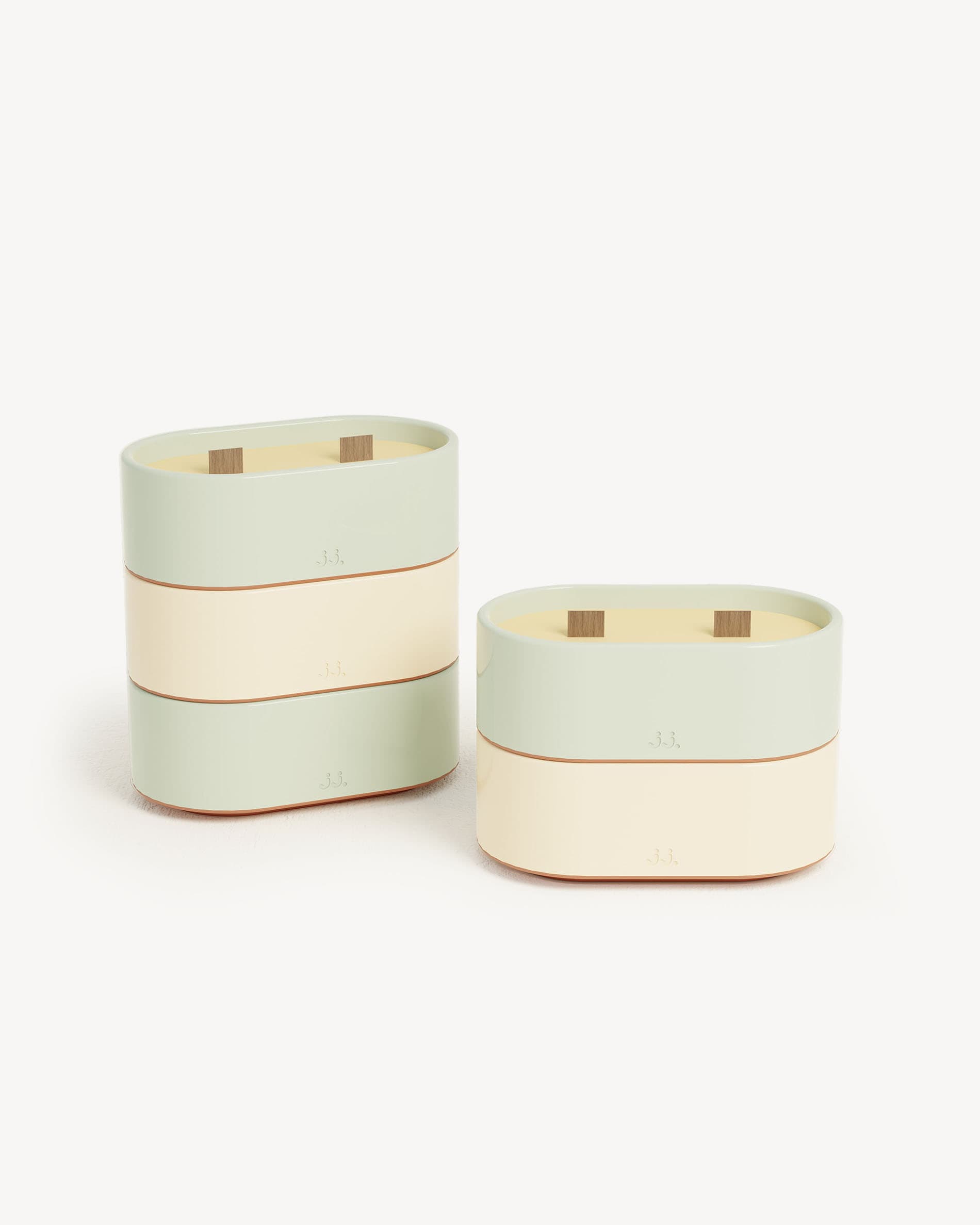 Set de velas Totem S en verde agua y beige marfil, cera perfumada con citronela combinada con eucalipto y limón.