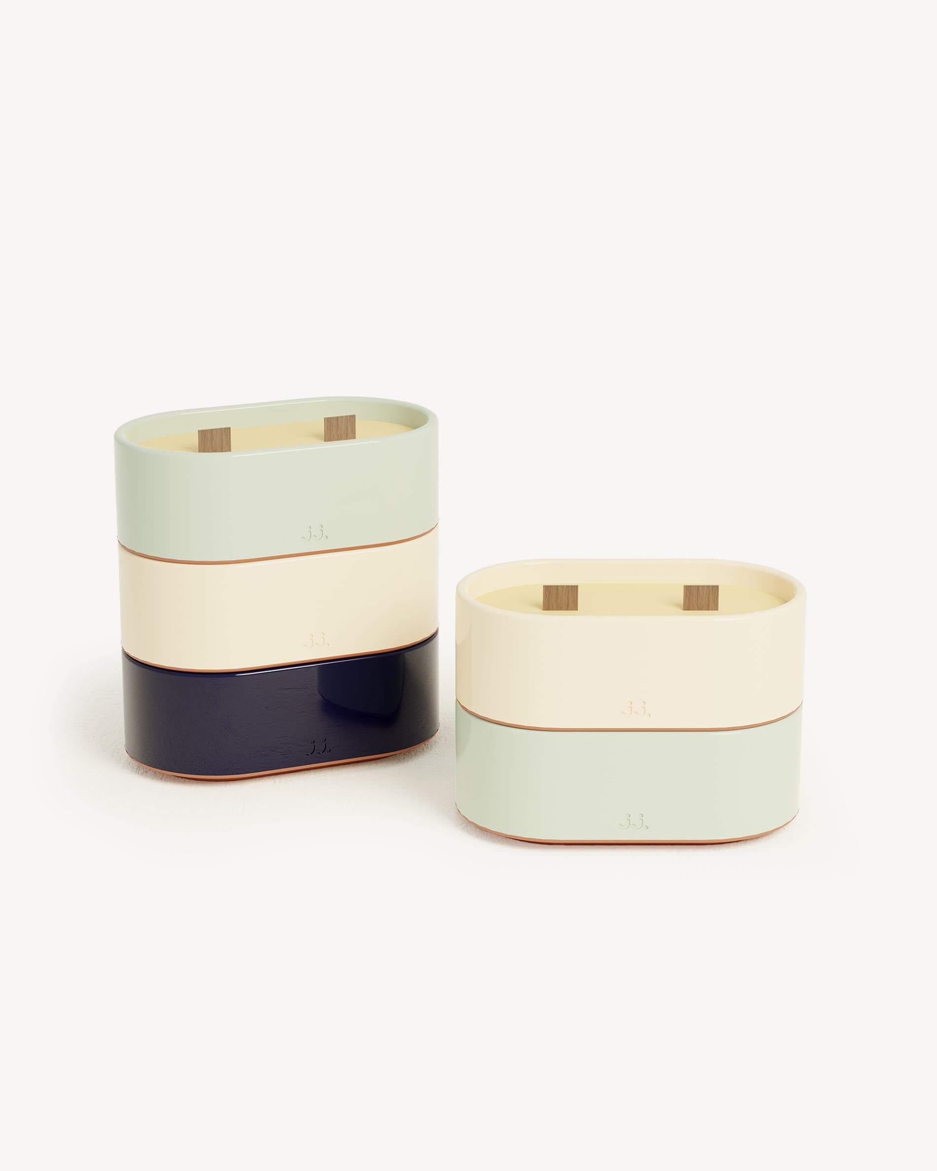 Set de velas Totem S en verde agua y beige marfil, cera perfumada con citronela combinada con eucalipto y limón.