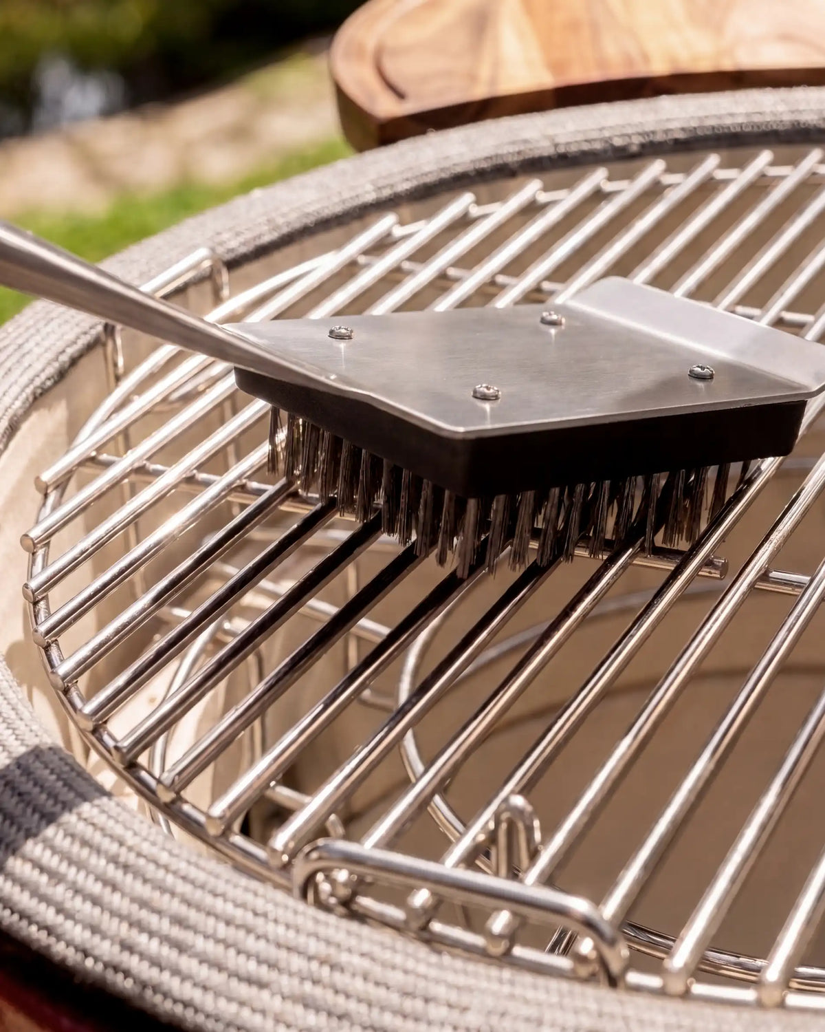 Cepillo de acero inoxidable y acacia Kokko, ideal para limpiar la parrilla de la barbacoa
