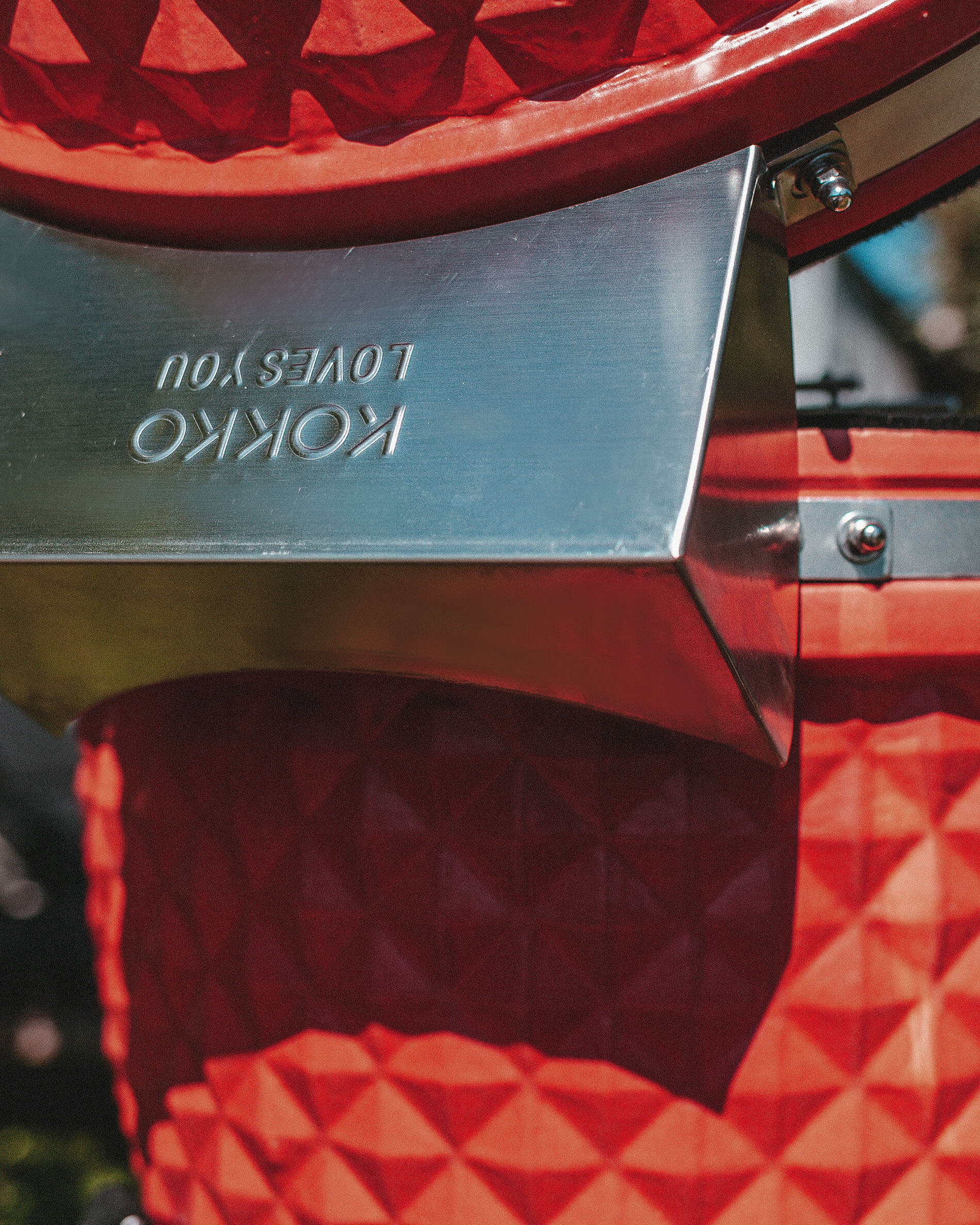 Tapa de acero inoxidable montada en la bisagra trasera del kamado Kokko.