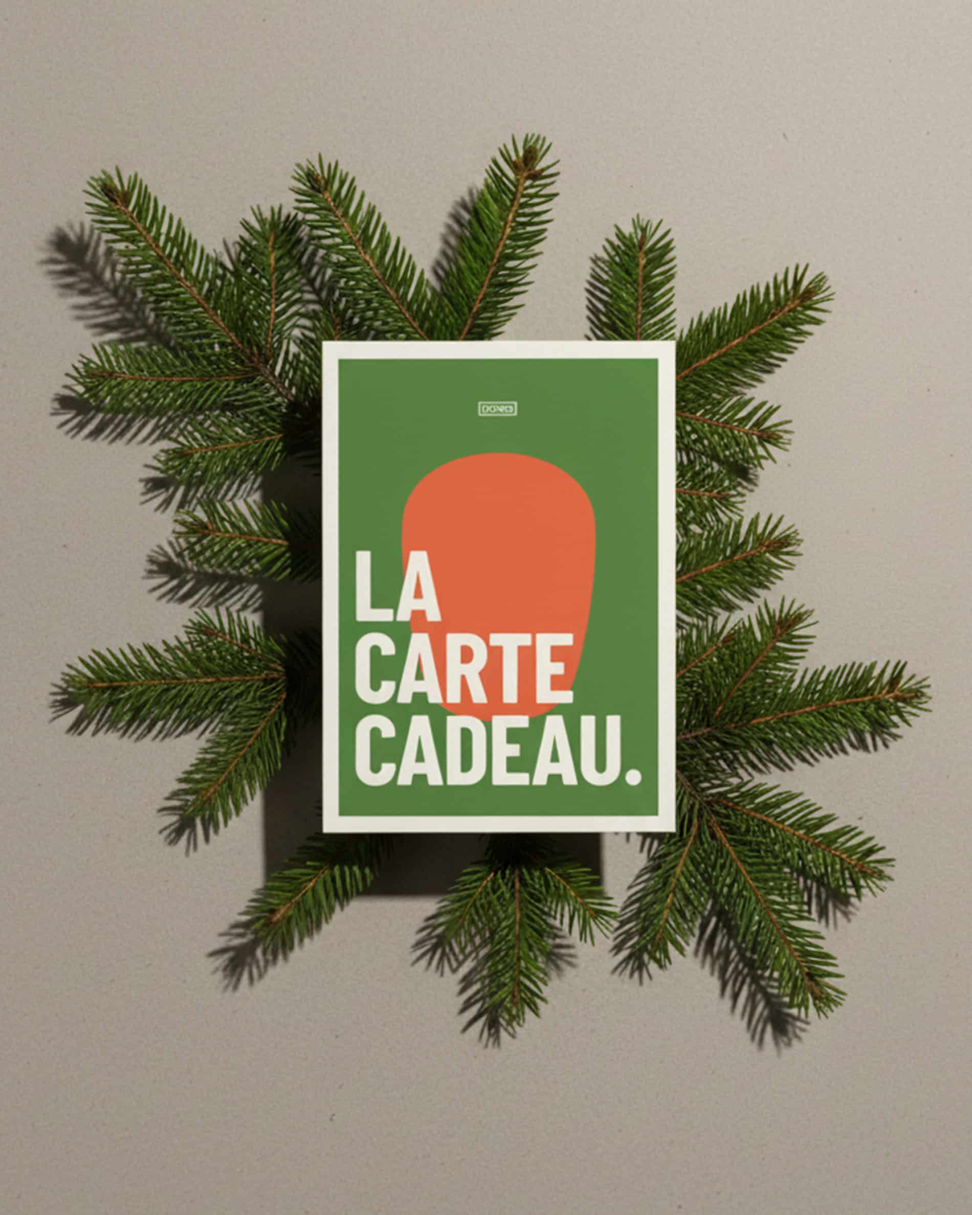 Tarjeta regalo Kokko ilustrada sobre fondo decorativo con ramas de abeto, diseño gráfico en verde y naranja.