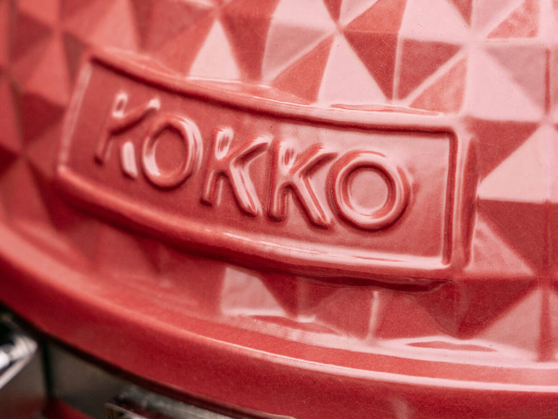 Detalle del logo Kokko en relieve sobre la cerámica roja del kamado.