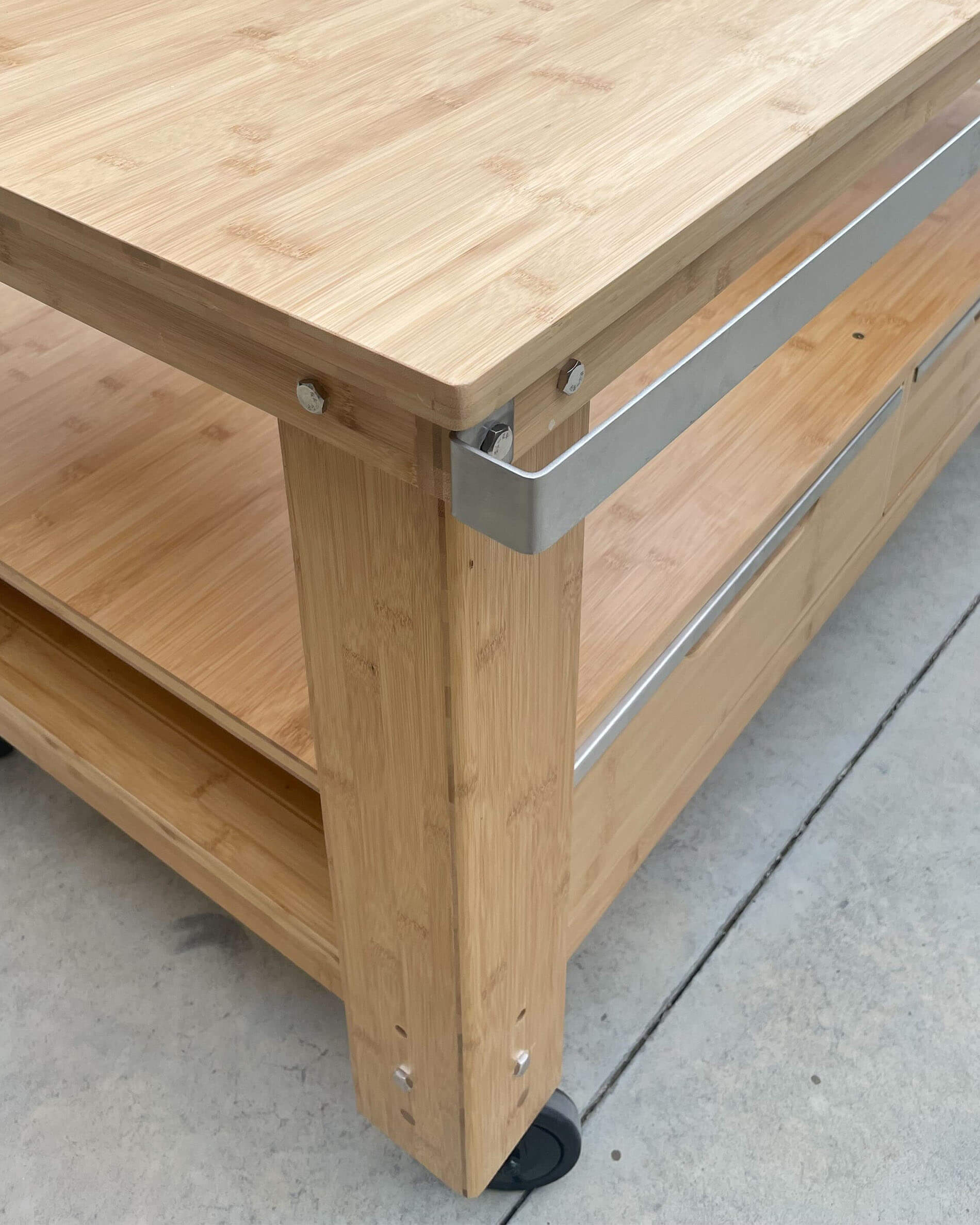 Carro de madera con cajones
