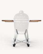 Soporte con ruedas para kamado Kokko con estantes abatibles de madera, vista frontal sobre fondo neutro.