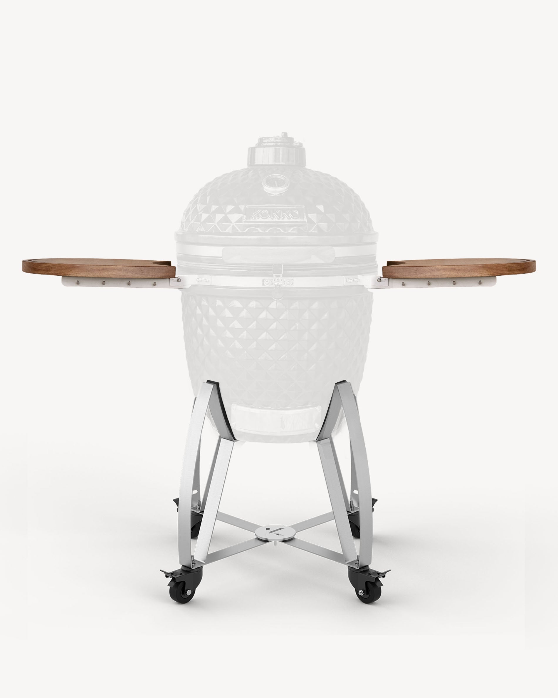Soporte con ruedas para kamado Kokko con estantes abatibles de madera, vista frontal sobre fondo neutro.