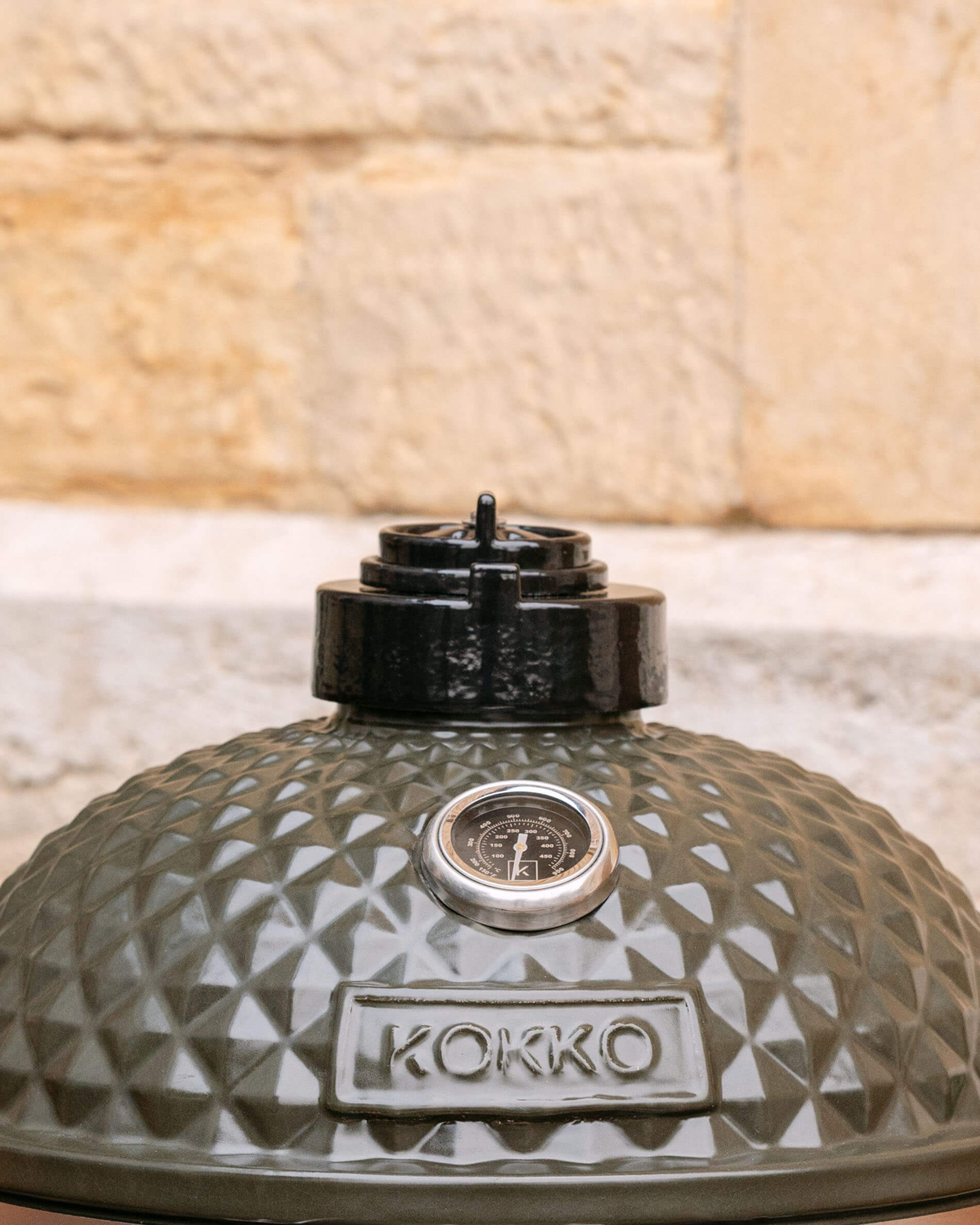 Chimenea de hierro fundido instalada sobre la tapa de un kamado Kokko.