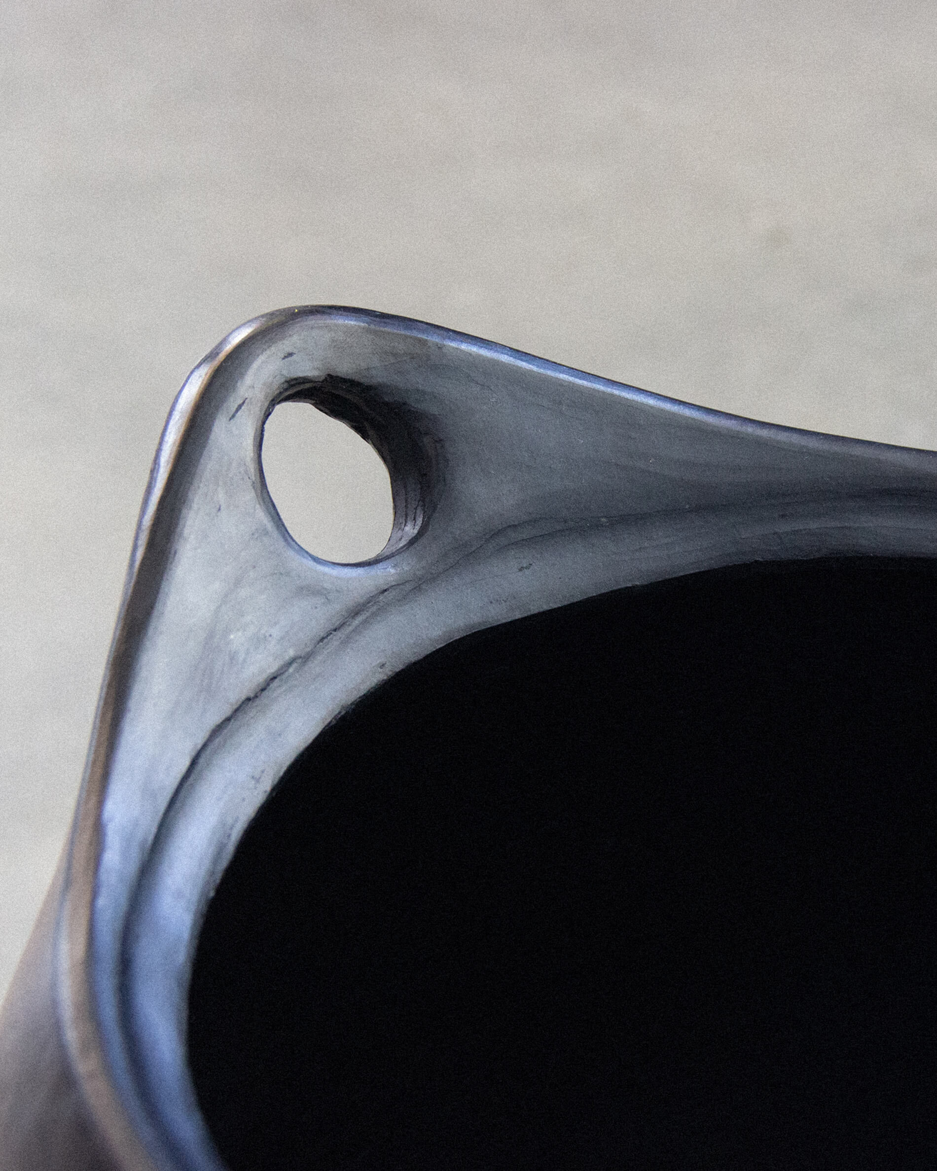 Cocotte alta redonda de barro negro Chamba