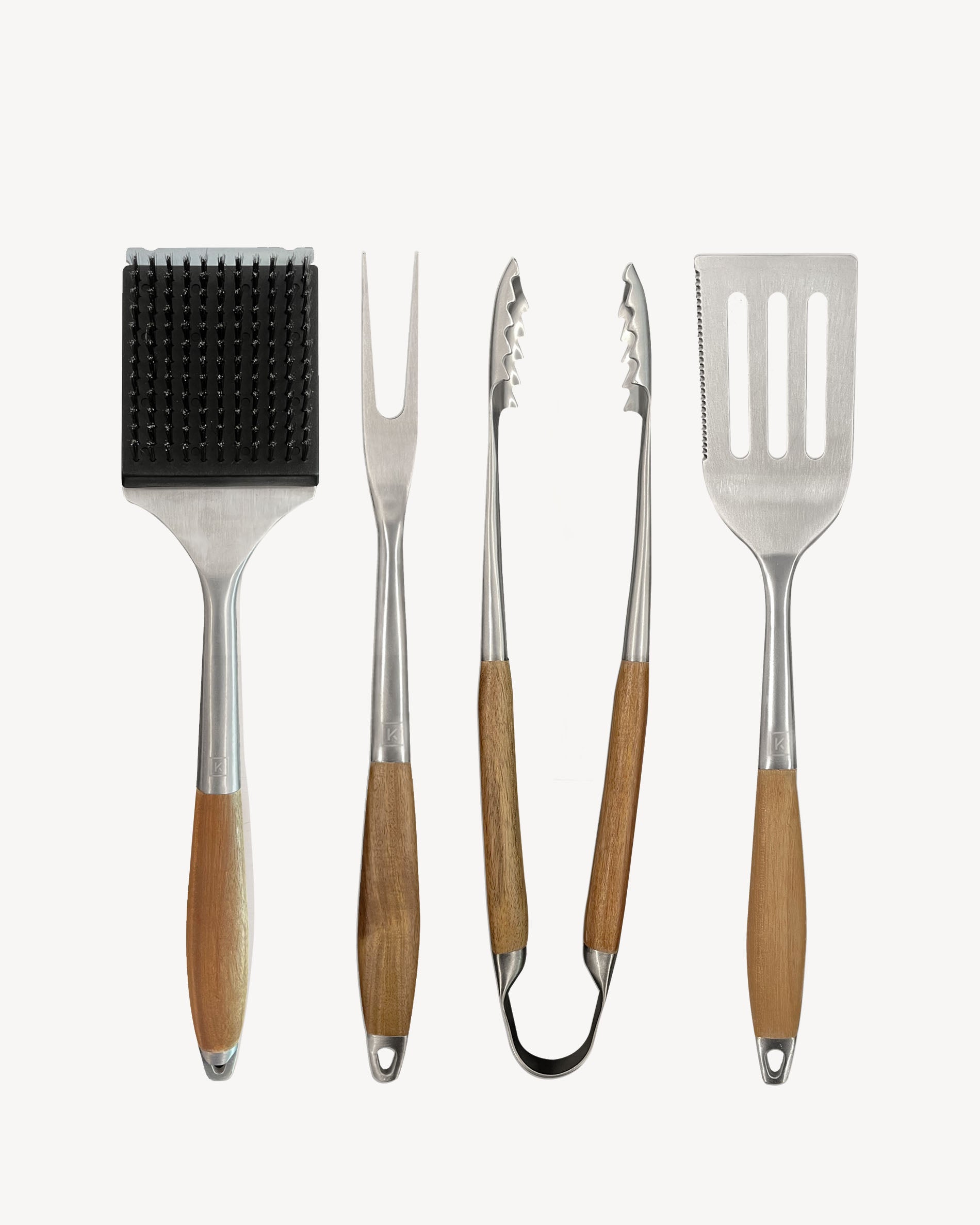 Cuatro utensilios de acero inoxidable y bambú