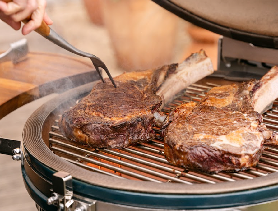 Côte de bœuf en cuisson sur grille de kamado Kokko