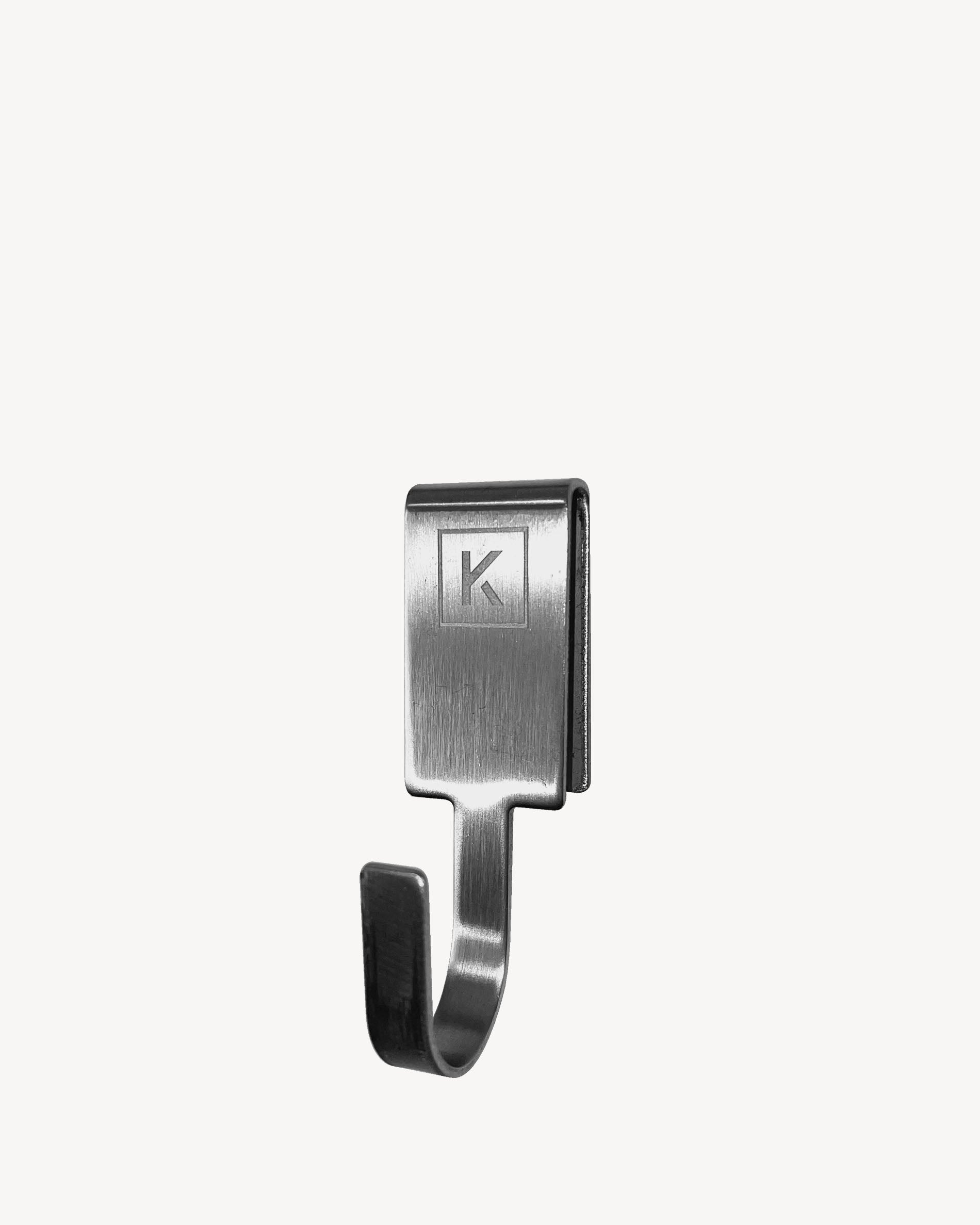 Gancho de acero diseñado para colgar los accesorios del kamado Kokko XL.