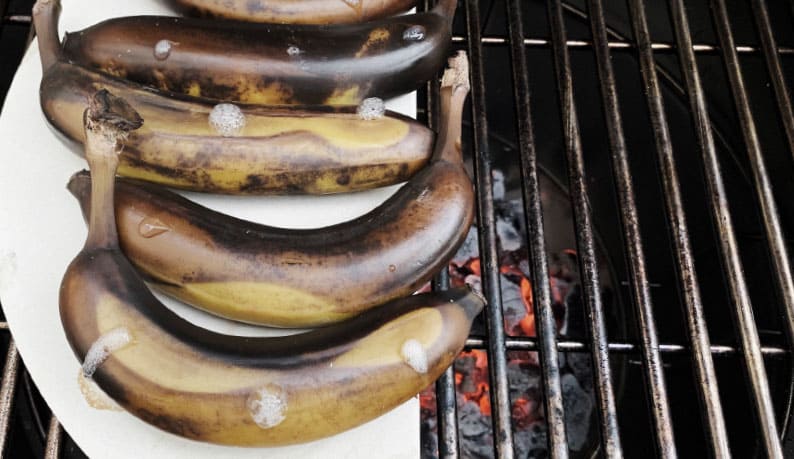Plátanos a la brasa en cocción indirecta al kamado