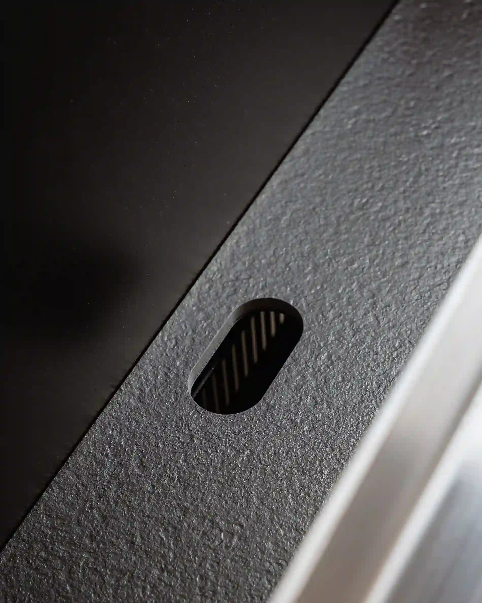 Detalle de la manija empotrada del mueble de cocina exterior Kokko