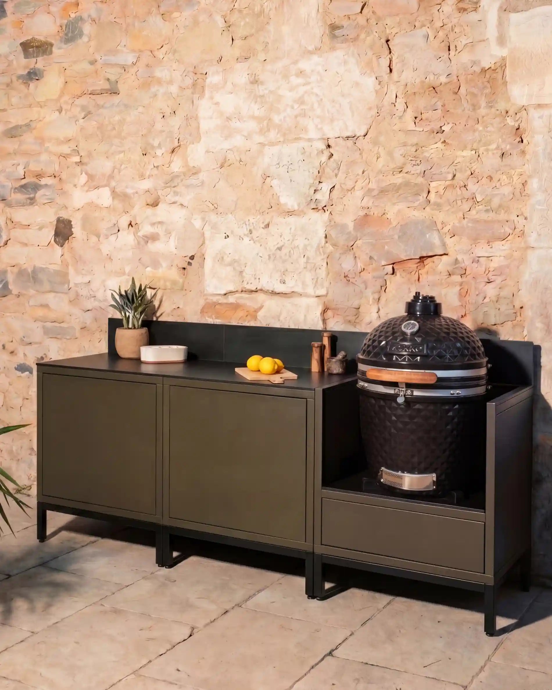 Cocina exterior Kokko oliva con kamado y encimera negra