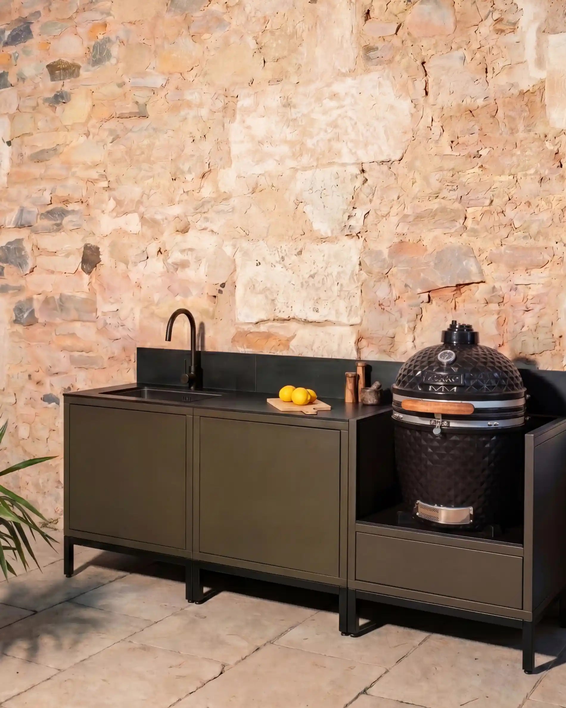 Cocina exterior Kokko oliva con fregadero negro y kamado integrado