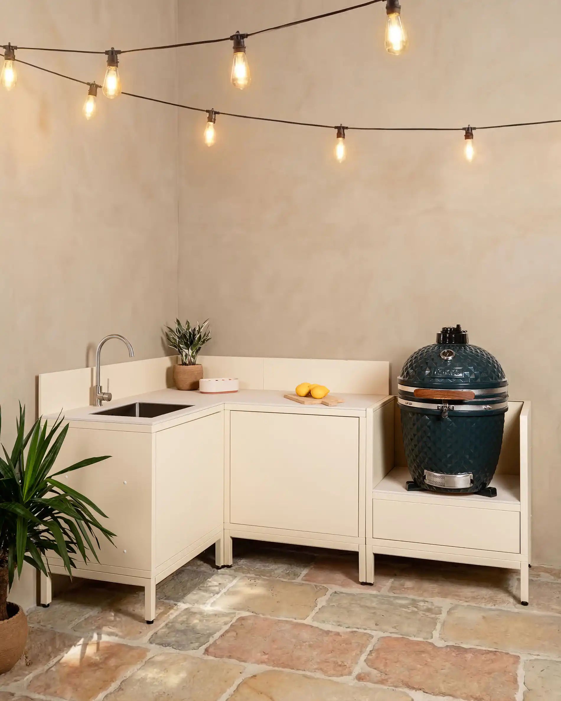 Cocina exterior PILOTIS – 4 módulos, fregadero de acero inoxidable y módulo de esquina para Kokko