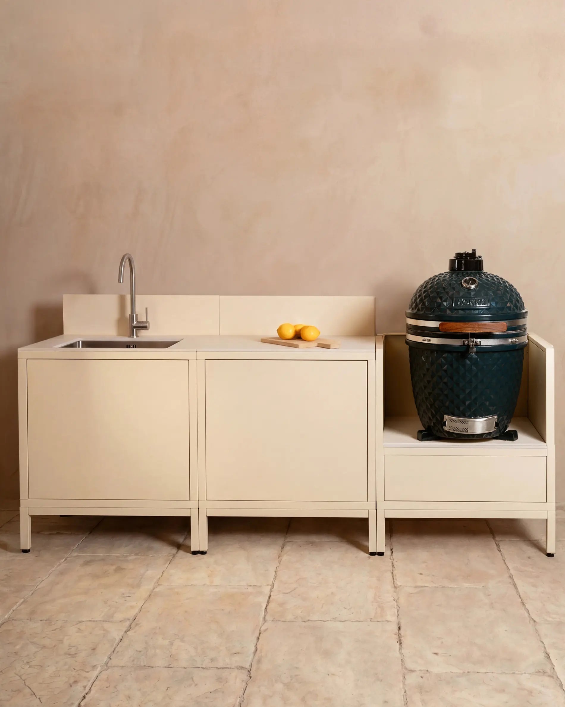 Cocina exterior Kokko crema con fregadero, kamado y tres módulos