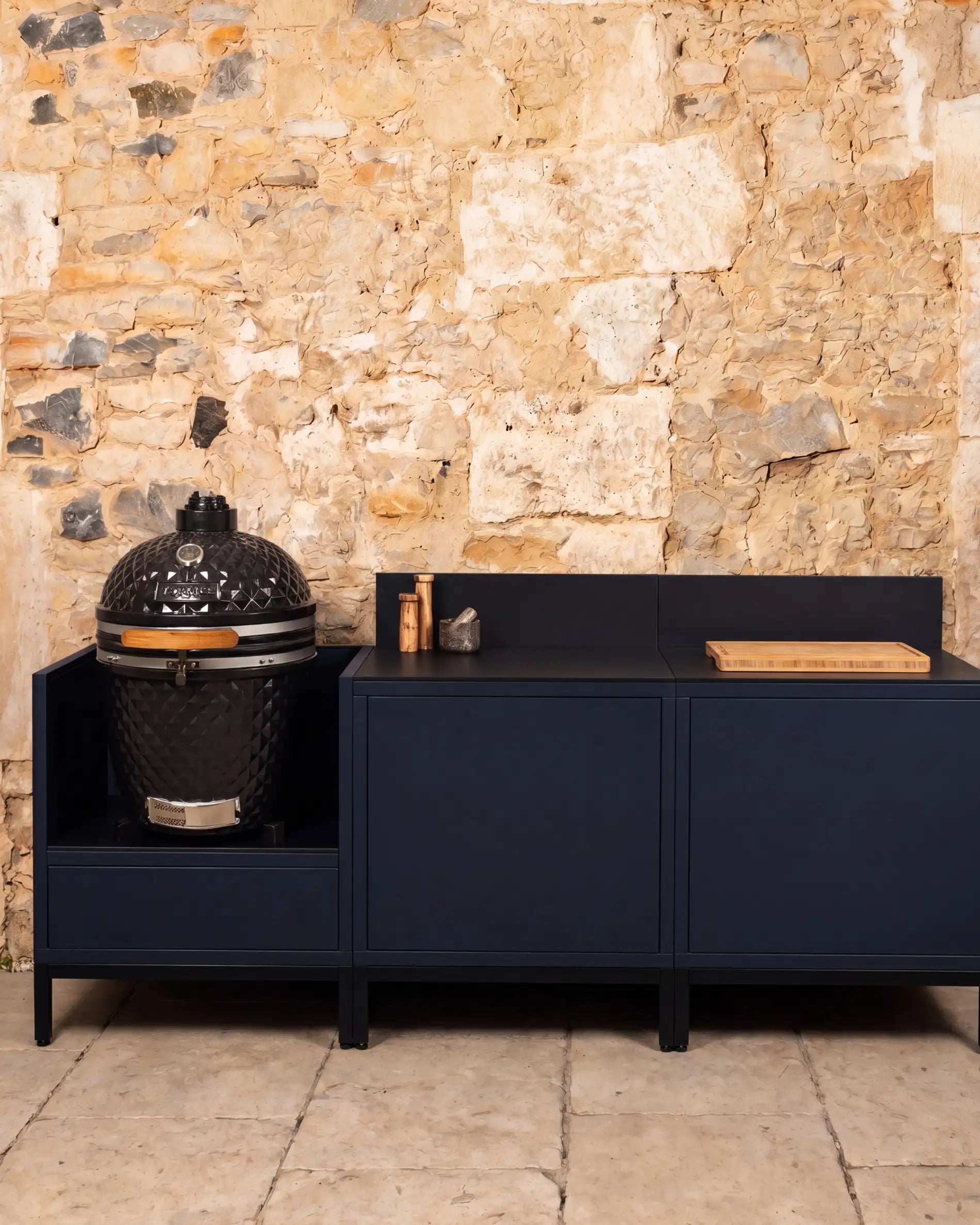 Cuisine extérieure PILOTIS bleu marine avec kamado noir