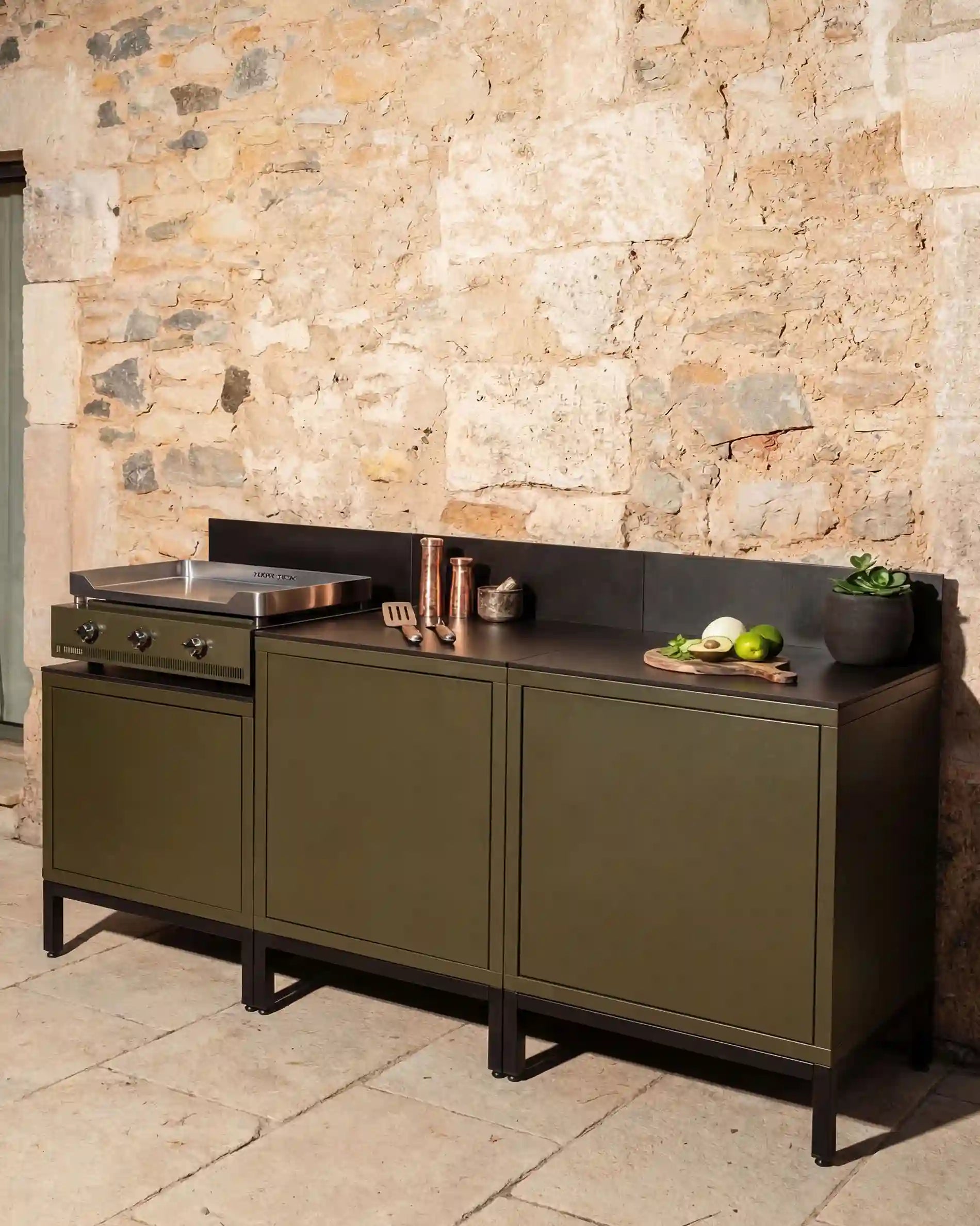 Cocina exterior Kokko Pilotis oliva con plancha integrada
